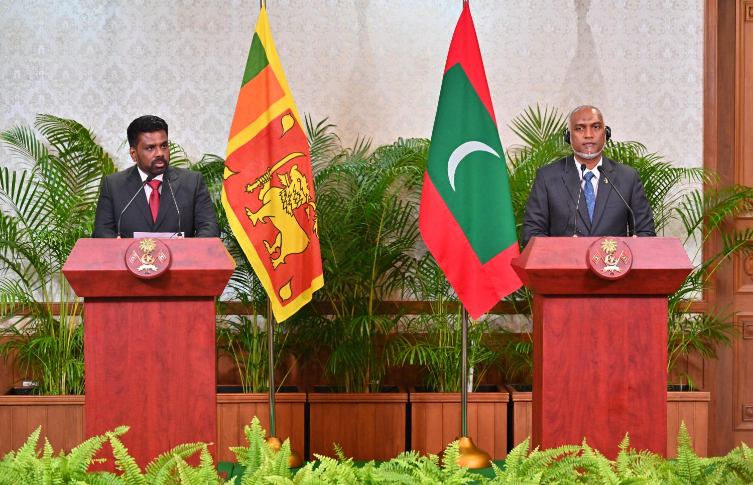 ރާއްޖޭގެ ރައީސް ޑރ. މުހައްމަދު މުއިއްޒާއި ލަންކާގެ ރައީސް އަނޫރާ ކުމާރަ ދެ ގައުމުގެ ގުޅިފައިވާ ބަޔާން މިއަދު އިއްވަވަނީ.--- ފޮޓޯ: ނިޝާން އަލީ | މިހާރު