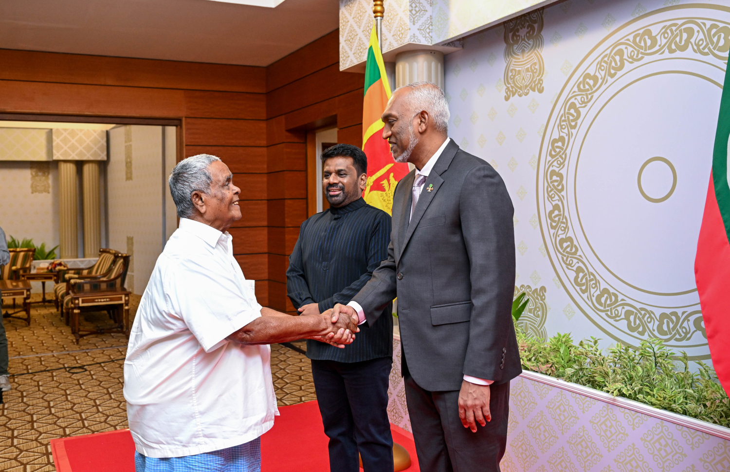 މަަޝްހޫރު ވިޔަފާރިވެރިޔާ މުހައްމަދު މޫސާ (އުއްޗު)، ރައީސް މުއިއްޒުއާ ސަލާމްކުރައްވަނީ. -- ފޮޓޯ | ރައީސް އޮފީސް