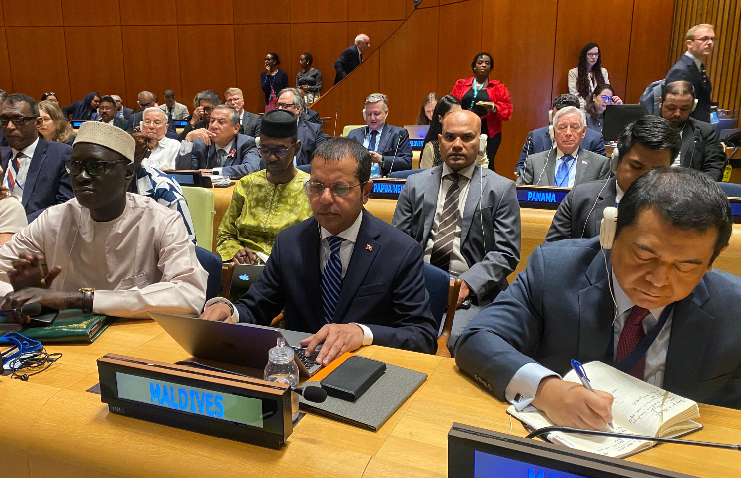 ފަލަސްތީނުގެ ސުލްހައިގެ ކޮންފަރެންސްގައި އދ. އަށް ރާއްޖެއިން ކަނޑައަޅާފައިވާ ދާއިމީ މަންދޫބު ޑރ. އަލީ ނަސީރު މުހައްމަދު ބައިވެރިވެވަޑައިގަންނަވަނީ.-- ފޮޓޯ: ފޮރިން މިނިސްޓްރީ