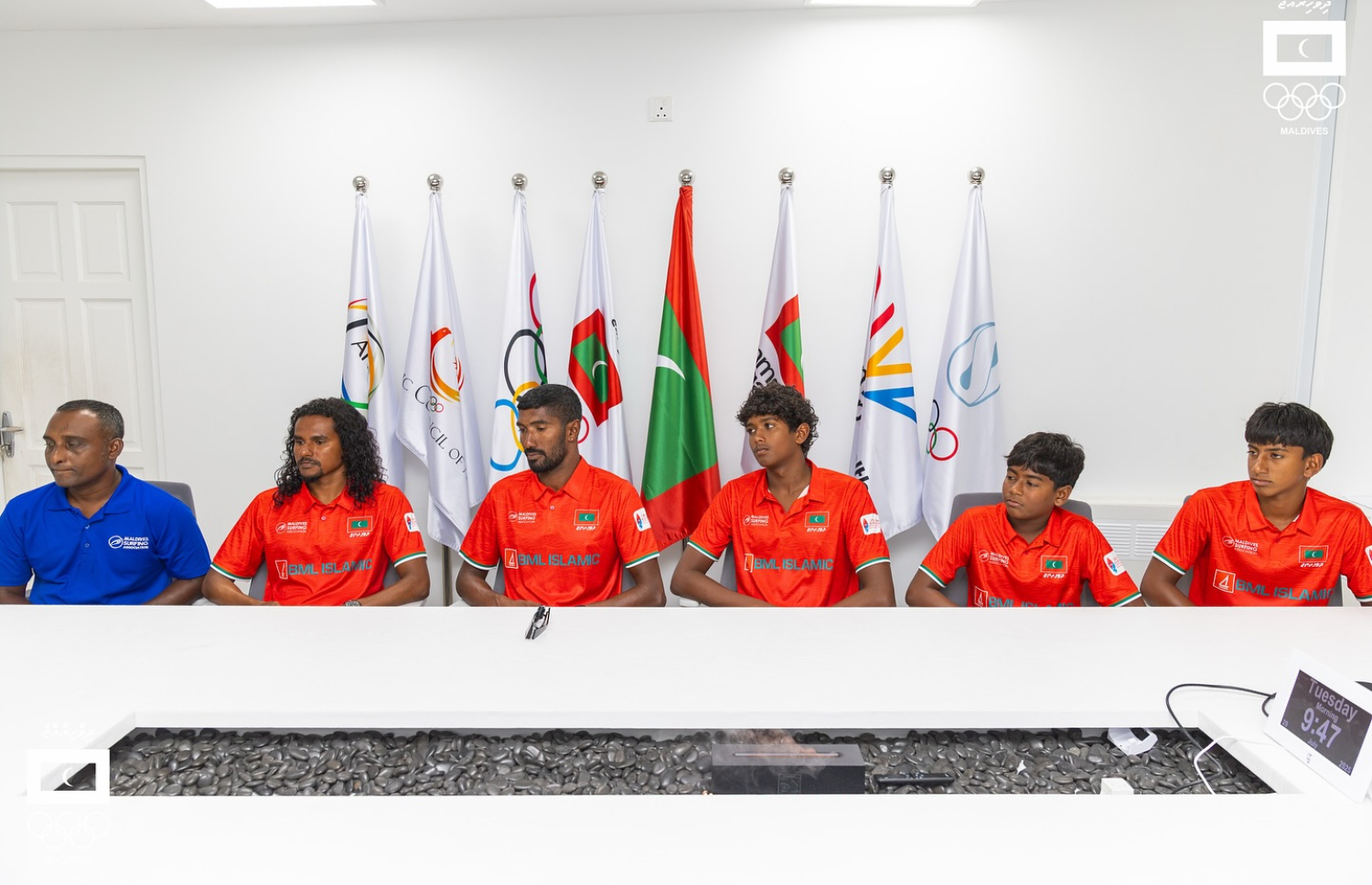 އޭޝިއަން ސާފިން ޗެމްޕިއަންޝިޕްގައި ވާދަކުރާ ރާއްޖޭގެ ގައުމީ ޓީމުގެ އެތުލީޓުންނާއި އޮލިމްޕިކް ކޮމިޓީގެ ބައްދަލުވުމުެ ތެރެއިން.-- ފޮޓޯ: އެމްއޯސީ