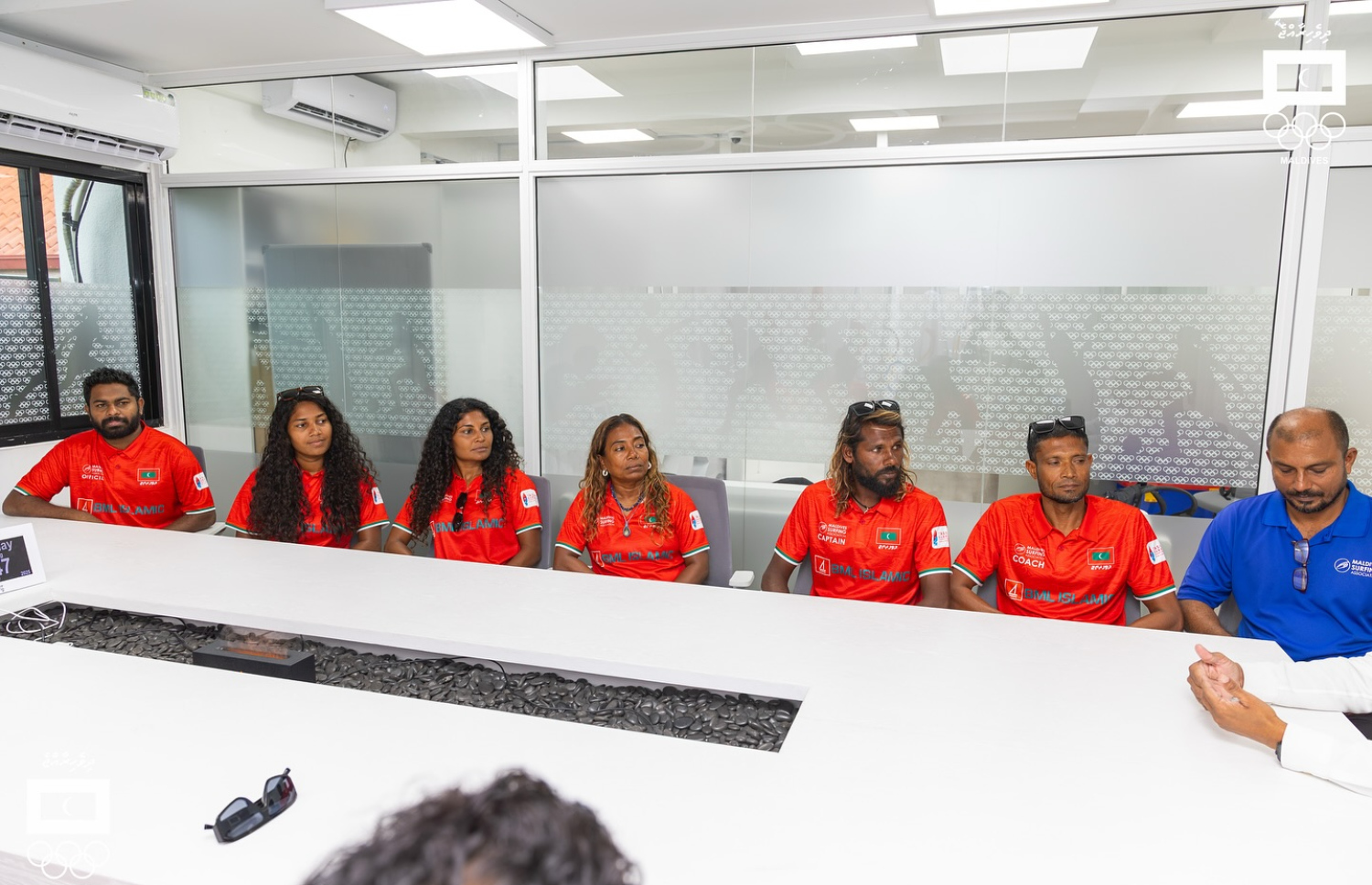 އޭޝިއަން ސާފިން ޗެމްޕިއަންޝިޕްގައި ވާދަކުރާ ރާއްޖޭގެ ގައުމީ ޓީމުގެ އެތުލީޓުންނާއި އޮލިމްޕިކް ކޮމިޓީގެ ބައްދަލުވުމުެ ތެރެއިން.-- ފޮޓޯ: އެމްއޯސީ