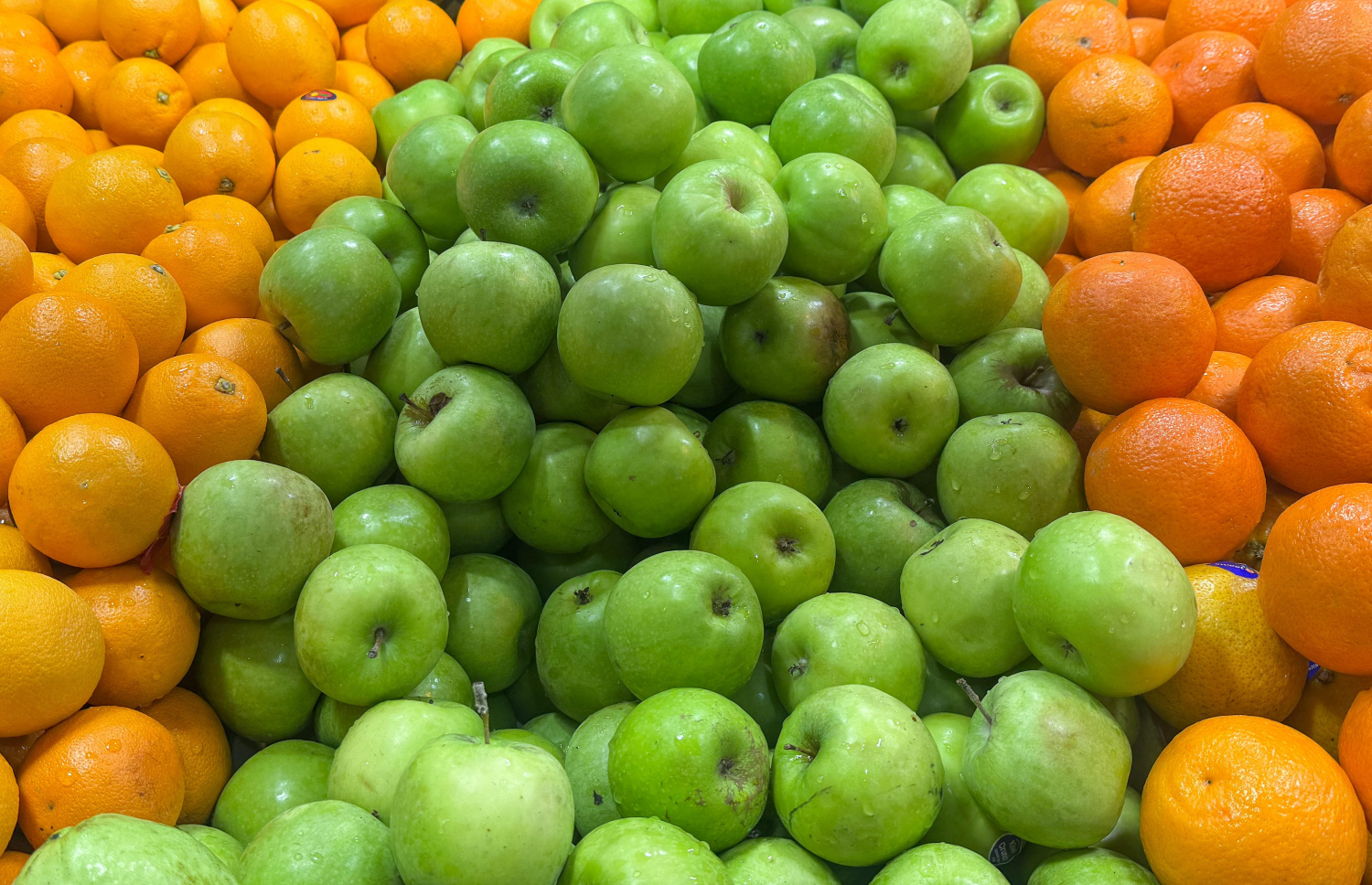 ބާޒާރުގައި ވިއްކަން ޓްރޭއެއްގައި ހުރި އާފަލުތަކެއް-- ފޮޓޯ: ނިޝާން އަލީ / މިހާރު