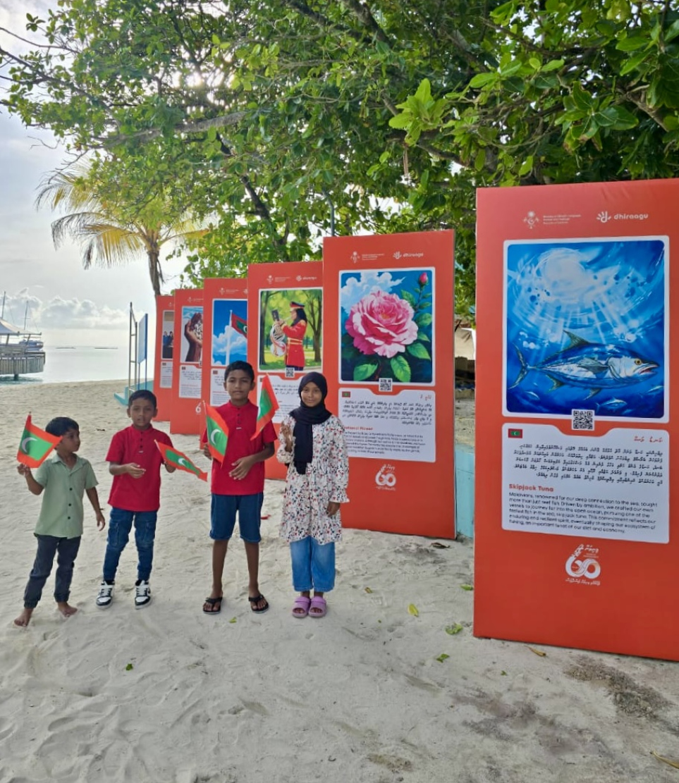 މިދިޔަ ހުކުރު ދުވަހު ފާހަގަކުރި ރާއްޖޭގެ 60 ވަނަ މިނިވަން ދުވަހާ ގުޅުވައިގެން ދިރާގުން ރާއްޖޭގެ އެކި ސަރަހައްދުތަކުގައި ބޭއްވި "ސްޓްރީޓް އެގްޒިބިޝަން".-- ފޮޓޯ: ދިރާގު