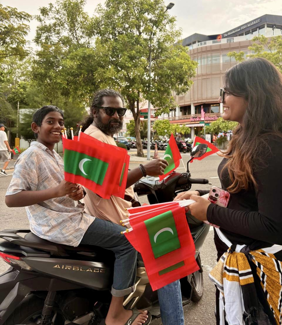 މިދިޔަ ހުކުރު ދުވަހު ފާހަގަކުރި ރާއްޖޭގެ 60 ވަނަ މިނިވަން ދުވަހާ ގުޅުވައިގެން ދިރާގުން ރާއްޖޭގެ އެކި ސަރަހައްދުތަކުގައި ބޭއްވި "ސްޓްރީޓް އެގްޒިބިޝަން".-- ފޮޓޯ: ދިރާގު