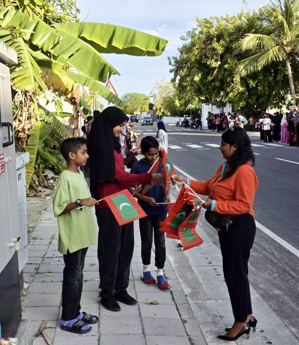 މިދިޔަ ހުކުރު ދުވަހު ފާހަގަކުރި ރާއްޖޭގެ 60 ވަނަ މިނިވަން ދުވަހާ ގުޅުވައިގެން ދިރާގުން ރާއްޖޭގެ އެކި ސަރަހައްދުތަކުގައި ބޭއްވި "ސްޓްރީޓް އެގްޒިބިޝަން".-- ފޮޓޯ: ދިރާގު