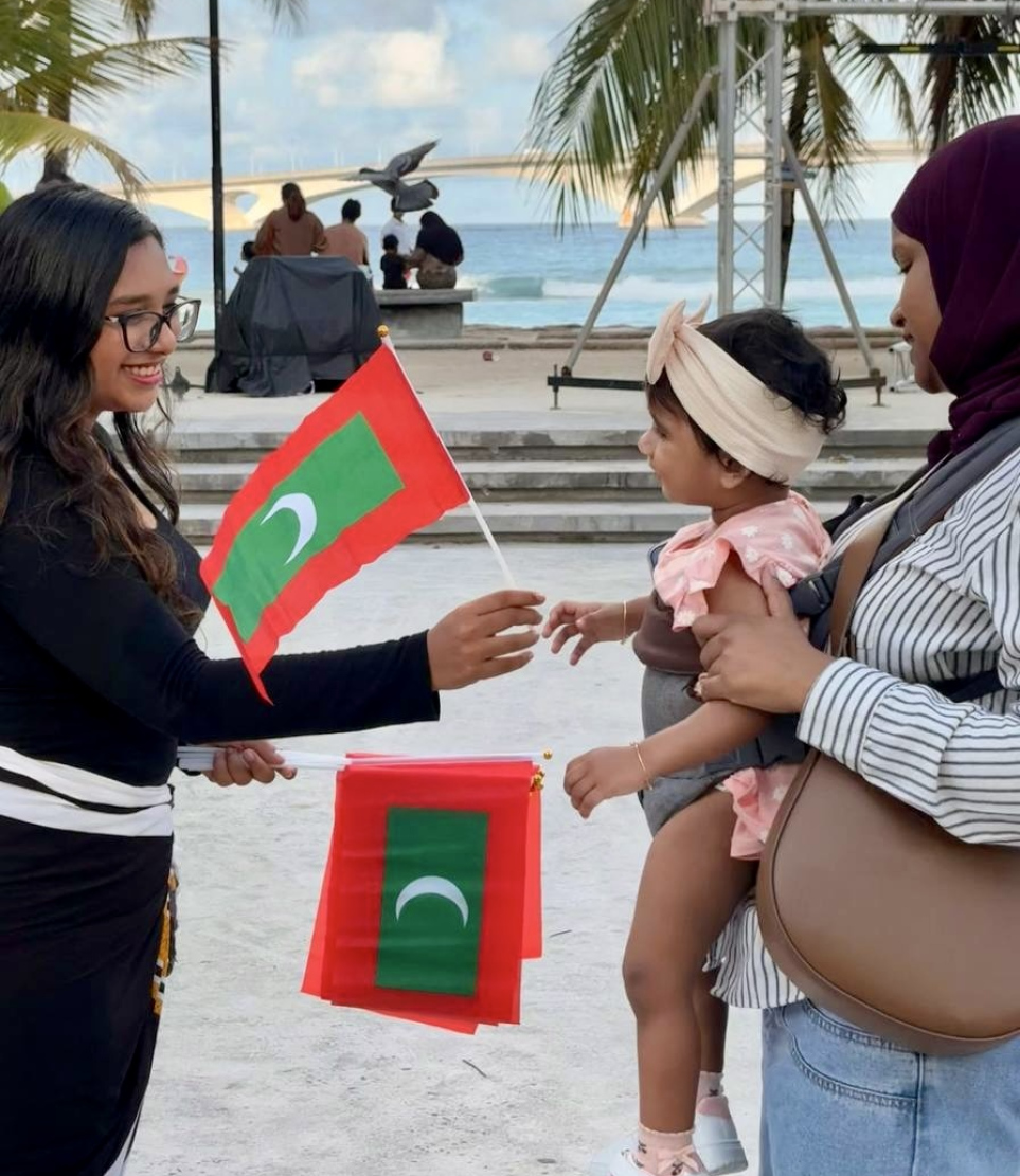 މިދިޔަ ހުކުރު ދުވަހު ފާހަގަކުރި ރާއްޖޭގެ 60 ވަނަ މިނިވަން ދުވަހާ ގުޅުވައިގެން ދިރާގުން ރާއްޖޭގެ އެކި ސަރަހައްދުތަކުގައި ބޭއްވި "ސްޓްރީޓް އެގްޒިބިޝަން".-- ފޮޓޯ: ދިރާގު