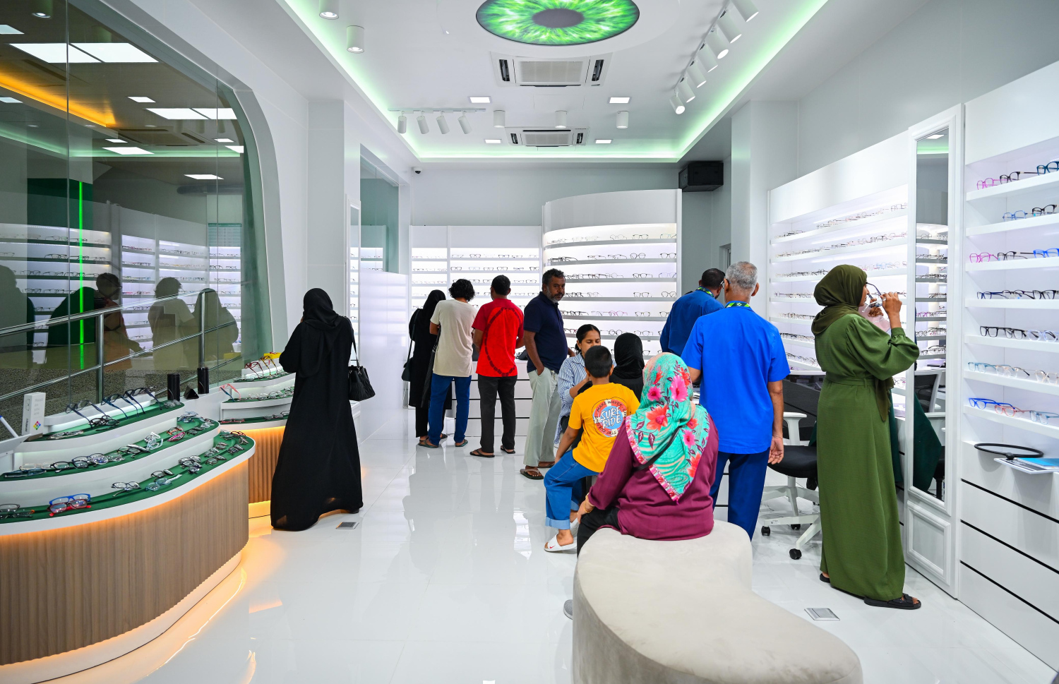 އައިޖީއެމްއެޗުގެ އައިނު ފިހާރައިގައި ބަޔަކު މަޑުކޮށްލައިގެން.-- ފޮޓޯ: ނިޝާން އަލީ / މިހާރު