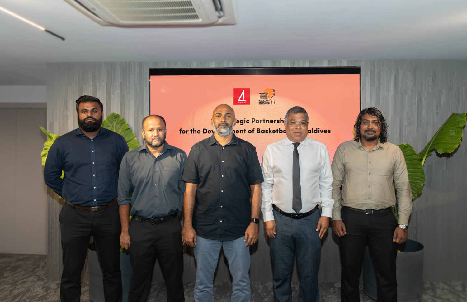 ބާސްކެޓްބޯޅަ ކުރިއަރުވަން ބީއެމްއެލް އިން އެހީތެރިކަން ދިނުމުގެ އެއްބަސްވުމުގައި ބާސްކެޓްބޯޅަ އެސޯސިއޭޝަނާ އެކު ސޮއިކުރުމަށް ފަހު، ބޭންކުގެ އެމްޑީ ޝަރީފާއި އެސޯސިއޭޝަންގެ ރައީސް އަހުމަދު އާދަމް އަދި އެސޯސިއޭޝަންގެ އެހެން ބައެއް އިސް ބޭފުޅުން ފޮޓޯއަކަށް ހުއްޓިވަޑައިގެން.---ފޮޓޯ: ބީއެމްއެލް