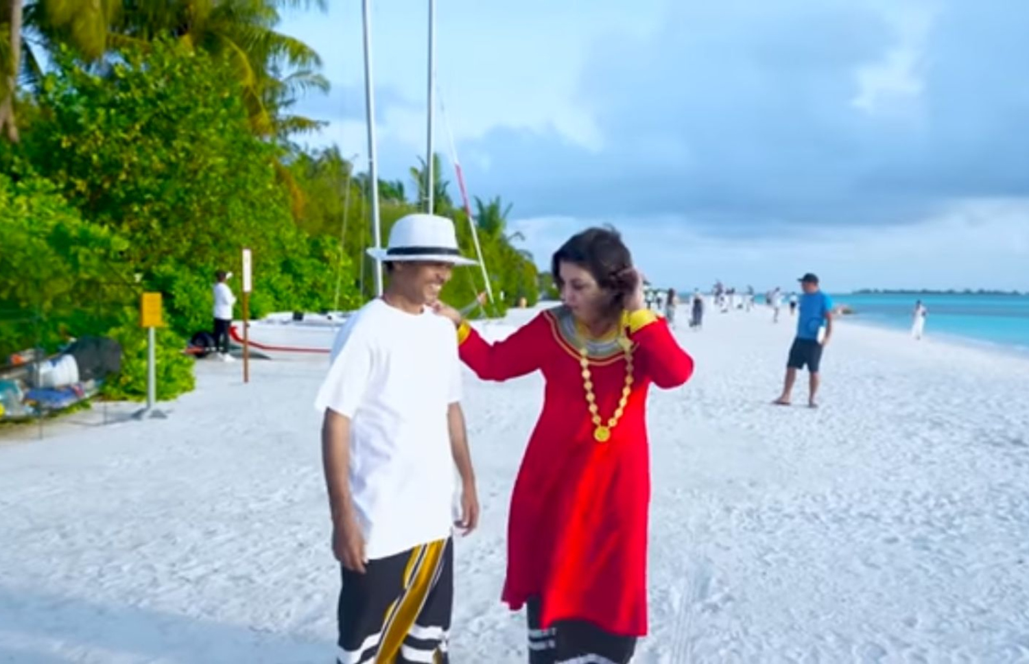 ފަރާ އާއި ދިލިޕް ދިވެހި ސަގާފީ ހެދުމުގައި.