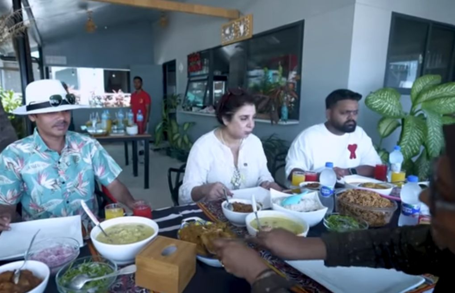 ފަރާ އާއި އޭނަގެ ޓީމް އަދި މާފުށި އަންހެނުން ކެއުމެއްގައި.--