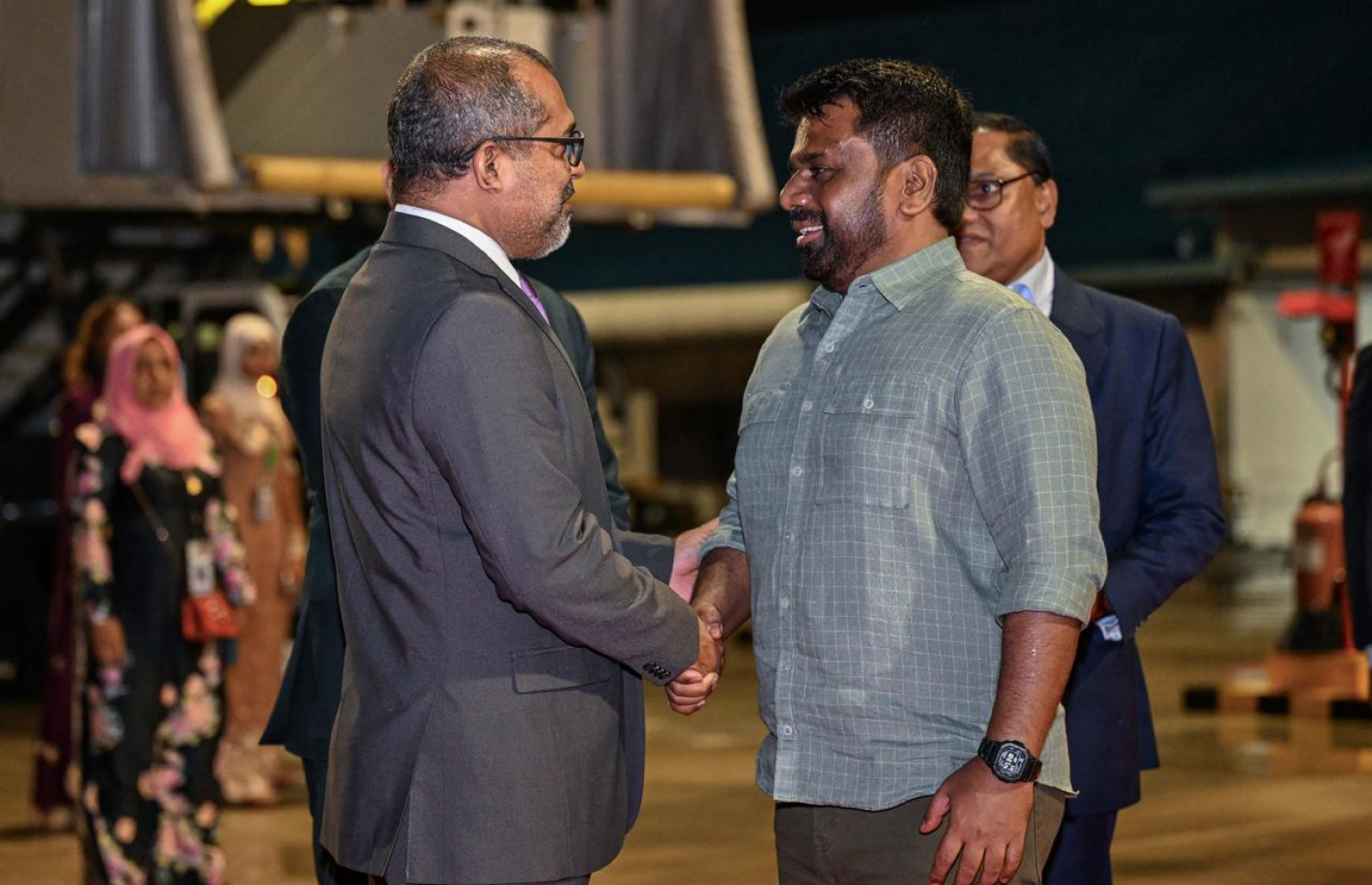 ލަންކާގެ ރައީސް ރާއްޖެ އިން ފުރާވަޑައިގަތުމުގެ ކުރިން ފޮރިން މިނިސްޓަރު ޑރ. އަބްދުﷲ ހަލީލްއާ ސަލާމްކުރައްވަނީ. -- ފޮޓޯ | ރައީސް އޮފީސް