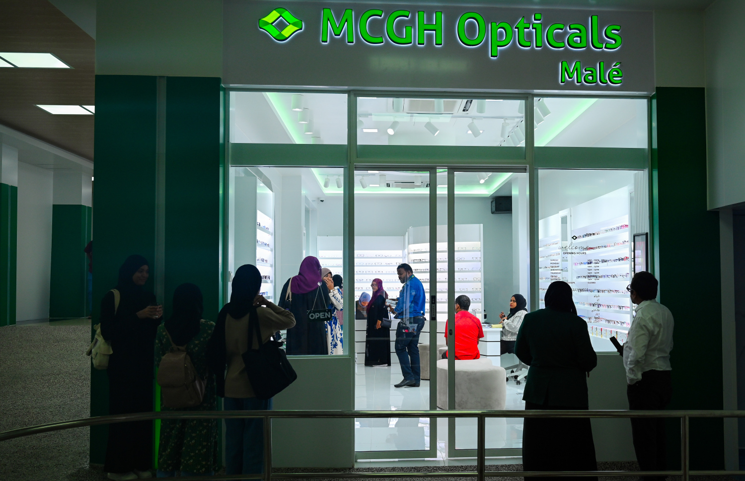 އައިޖީއެމްއެޗުގެ އައިނު ފިހާރައިން މިއަދު ބަޔަކަށް ހިދުމަތް ދެނީ.---ފޮޓޯ: ނިޝާން އަލީ| މިހާރު