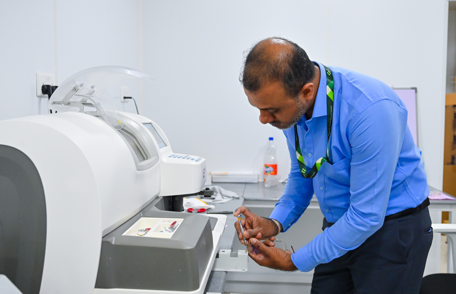 އައިޖީއެމްއެޗުގެ އައިނު ފިހާރައިން މިއަދު ބަޔަކަށް ހިދުމަތް ދެނީ.---ފޮޓޯ: ނިޝާން އަލީ| މިހާރު