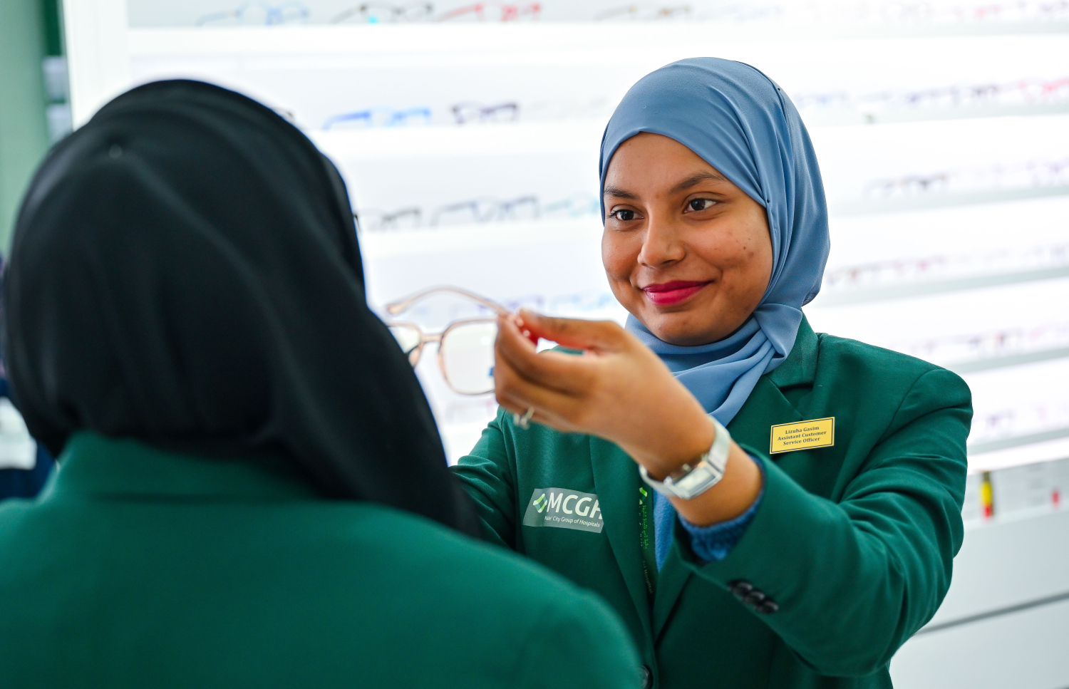 އައިޖީއެމްއެޗުގެ އައިނު ފިހާރައިން މިއަދު ބަޔަކަށް ހިދުމަތް ދެނީ.---ފޮޓޯ: ނިޝާން އަލީ| މިހާރު