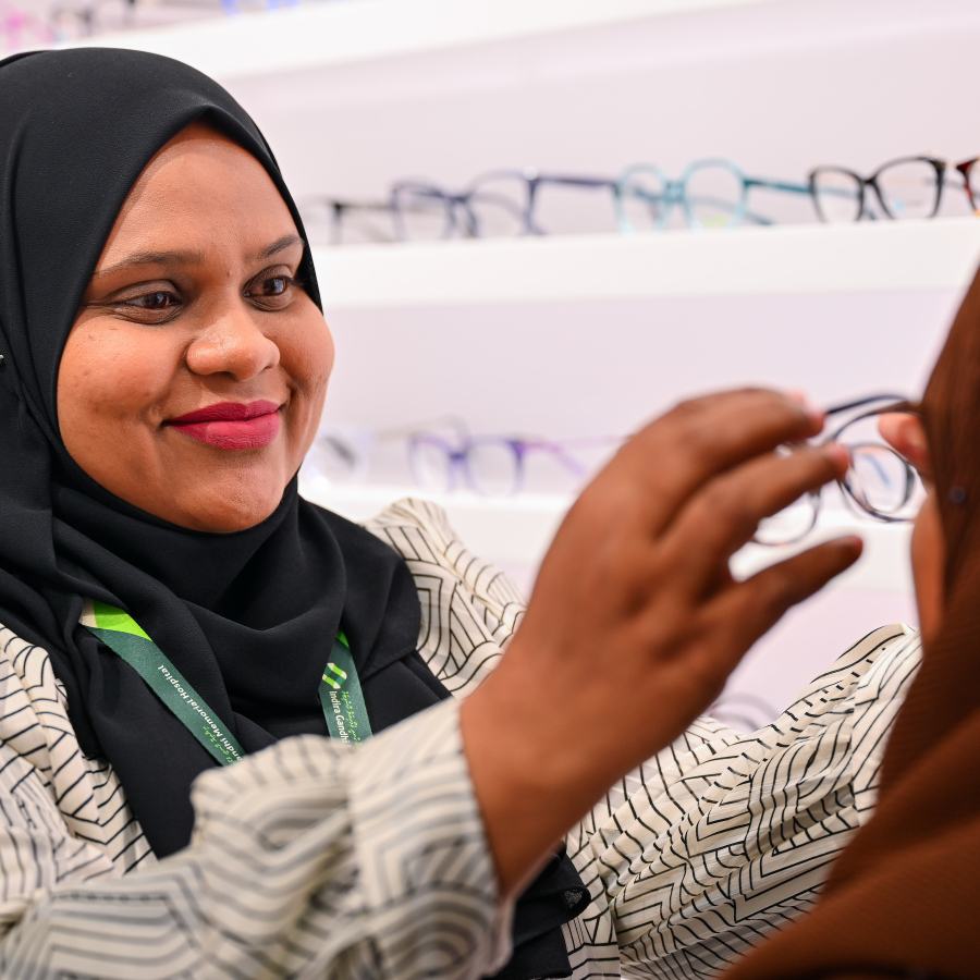 އައިޖީއެމްއެޗުގެ އައިނު ފިހާރަައިގެ މީހަކު އައިނު ހެޔޮވަރު ކުރަނީ. އައިޖީއެމްއެޗުގެ އޮފިޝަލަކު ވިދާޅުވީ "އެމްސީޖީއެޗް" ފިހާރަ ހުޅުވައި، ހިދުމަތް ދެމުން އަންނައިރު ޑިމާންޑު ވަރަށް ބޮޑު ކަމަށް..-- ފޮޓޯ: ނިޝާން އަލީ | މިހާރު