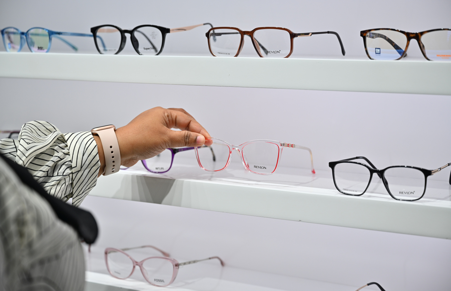 އައިޖީއެމްއެޗުގެ އައިނު ފިހާރައިން ވިއްކާ ފްރޭމްތަކެއް.-- ފޮޓޯ: ނިޝާން އަލީ | މިހާރު