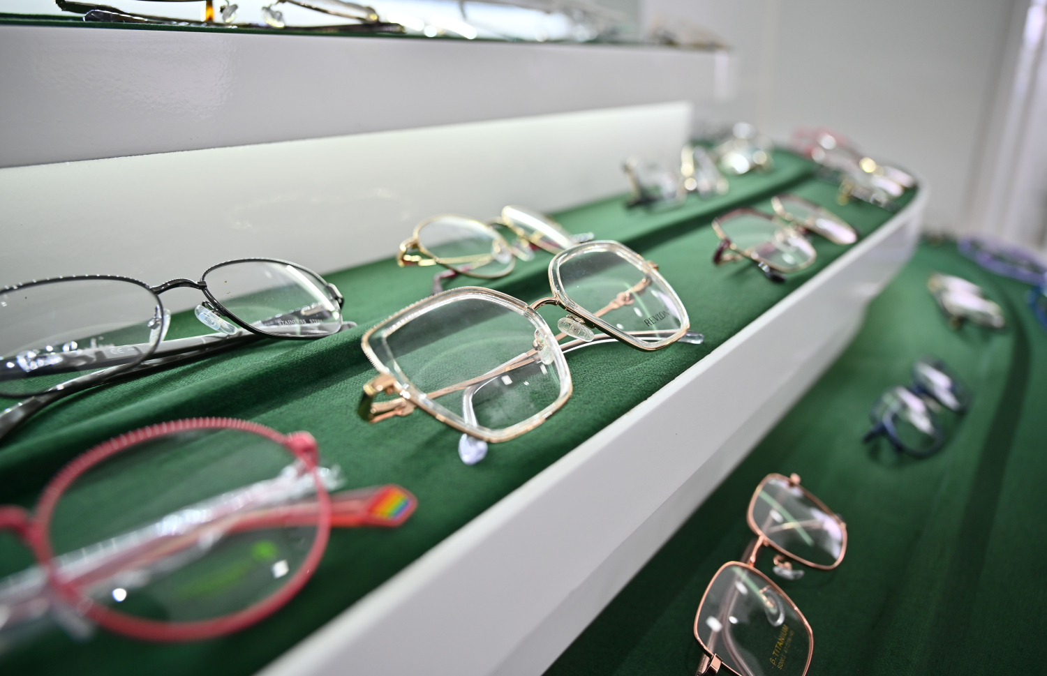 އައިޖީއެމްއެޗުގެ އައިނު ފިހާރައިން ވިއްކާ ފްރޭމްތަކެއް.-- ފޮޓޯ: ނިޝާން އަލީ | މިހާރު