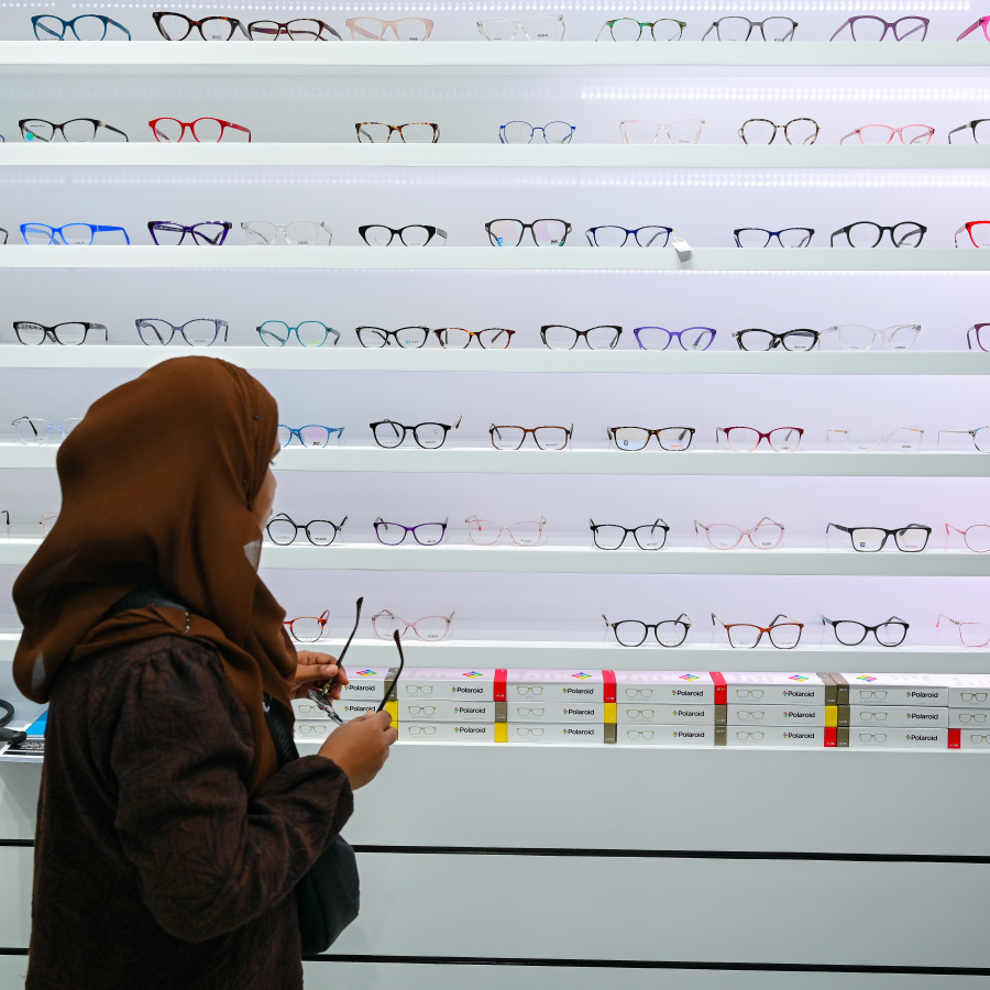 އައިޖީއެމްއެޗުގެ އައިނު ފިހާރައިން މިއަދު މީހަކު އައިނު ބަލަނީ.-- ފޮޓޯ: ނިޝާން އަލީ| މިހާރު