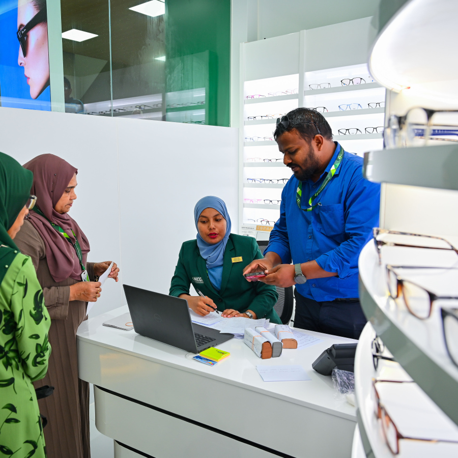 އައިޖީއެމްއެޗުގެ އައިނު ފިހާރައިން މިއަދު ބަޔަކަށް ހިދުމަތް ދެނީ.---ފޮޓޯ: ނިޝާން އަލީ| މިހާރު