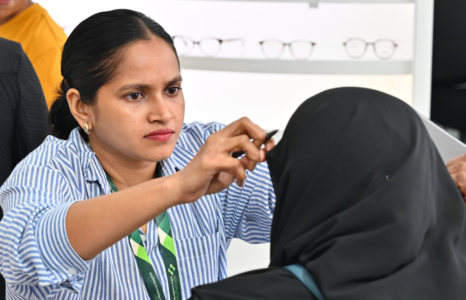 އައިޖީއެމްއެޗުގެ އައިނު ފިހާރައިން މިއަދު ބަޔަކަށް ހިދުމަތް ދެނީ.-- ފޮޓޯ: ނިޝާން އަލީ| މިހާރު