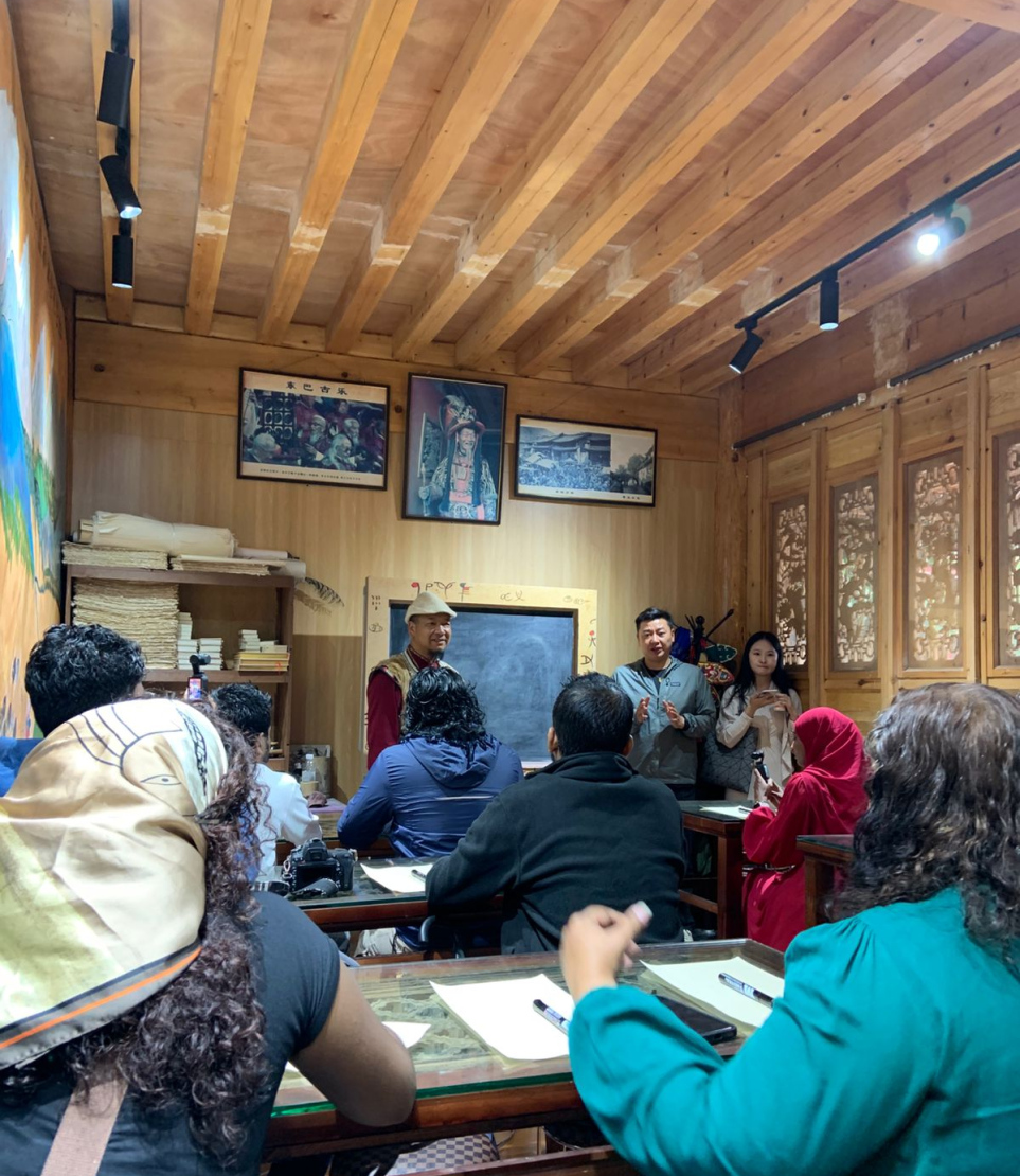 ނަޝީ ޑޮންގްބާ ލިޓްރޭޗާ ދަސްކޮށްދެނީ --- ފޮޓޯ/އުމަރު ޝާން ޝަފީގް