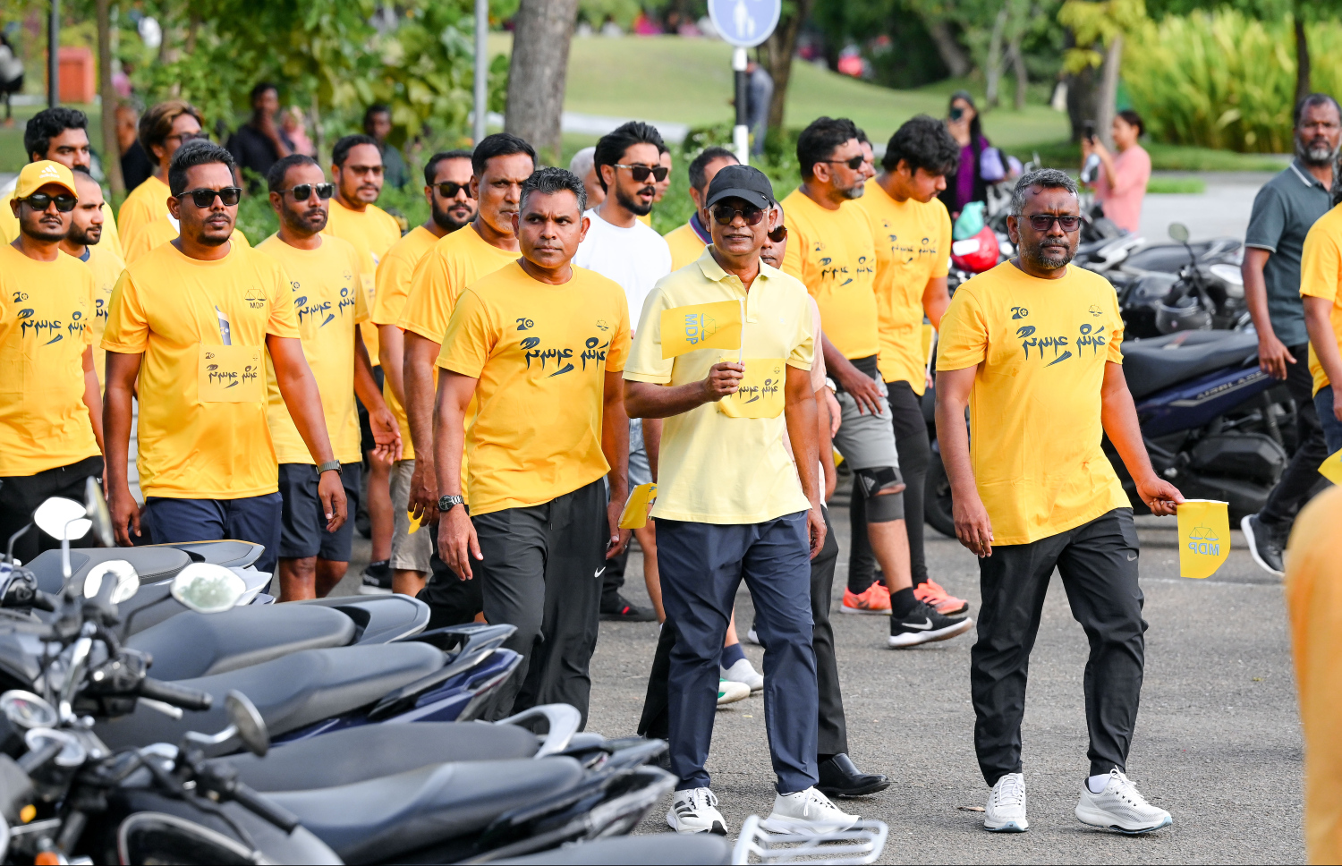 އެމްޑީޕީގެ 20 ވަނަ އަހަރީ ދުވަހުގެ މުނާސަބަތުގައި ސެންޓްރަލް ޕާކްގައި މިއަދު ބޭއްވި "ރަން ރީނދޫ" ދުވުމުގައި ކުރީގެ ރައީސް އިބްރާހިމް މުހައްމަދު ސޯލިހު އާއި ނައިބު ރައީސް ފައިސަލް ނަސީމް އަދި އެމްޑީޕީގެ ޗެއާޕާސަން ފައްޔާޒު އިސްމާއިލް ބައިވެރިވެވަޑައިގަންނަވަނީ.-- ފޮޓޯ: ނިޝާން އަލީ | މިހާރު