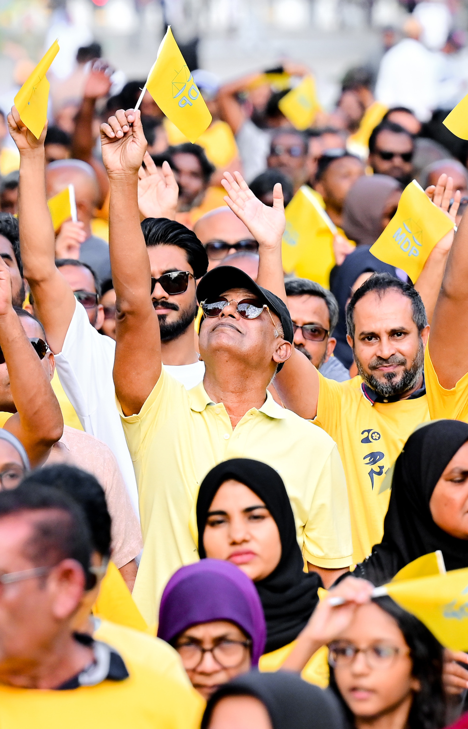 އެމްޑީޕީގެ 20 ވަނަ އަހަރީ ދުވަހުގެ މުނާސަބަތުގައި ސެންޓްރަލް ޕާކްގައި މިއަދު ބޭއްވި "ރަން ރީނދޫ" ދުވުމުގައި ކުރީގެ ރައީސް އިބްރާހިމް މުހައްމަދު ސޯލިހު ބައިވެރިވެވަޑައިގަންނަވަނީ.-- ފޮޓޯ: ނިޝާން އަލީ | މިހާރު