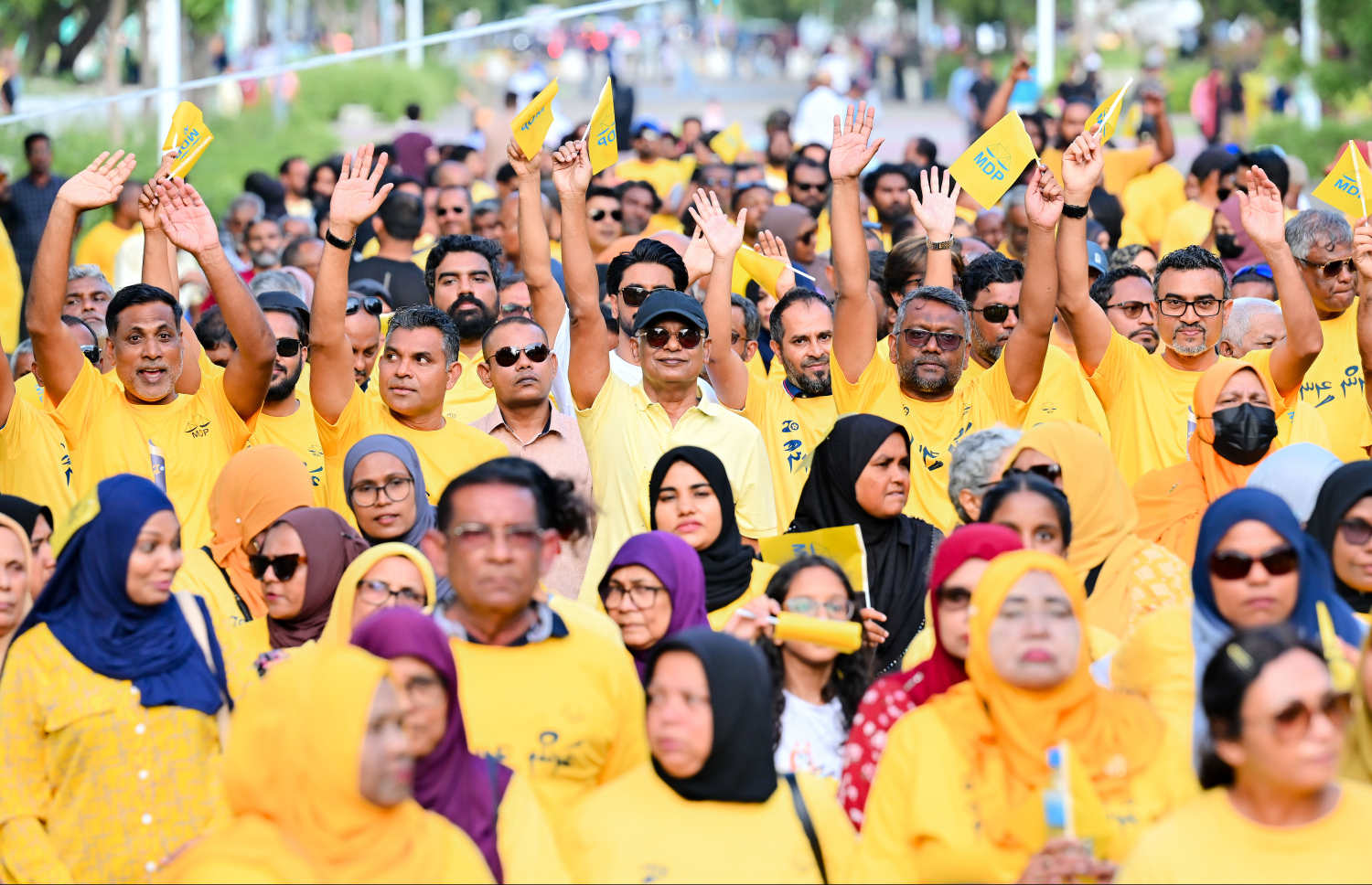 އެމްޑީޕީގެ 20 ވަނަ އަހަރީ ދުވަހުގެ މުނާސަބަތުގައި ސެންޓްރަލް ޕާކްގައި މިއަދު ބޭއްވި "ރަން ރީނދޫ" ދުވުމުގައި ކުރީގެ ރައީސް އިބްރާހިމް މުހައްމަދު ސޯލިހު އާއި ކުރީގެ ނައިބު ރައީސް ފައިސަލް ނަސީމް އަދި ޗެއާޕާސަން ފައްޔާޒު އިސްމާއިލް ބައިވެރިވެވަޑައިގަންނަވަނީ.-- ފޮޓޯ: ނިޝާން އަލީ | މިހާރު