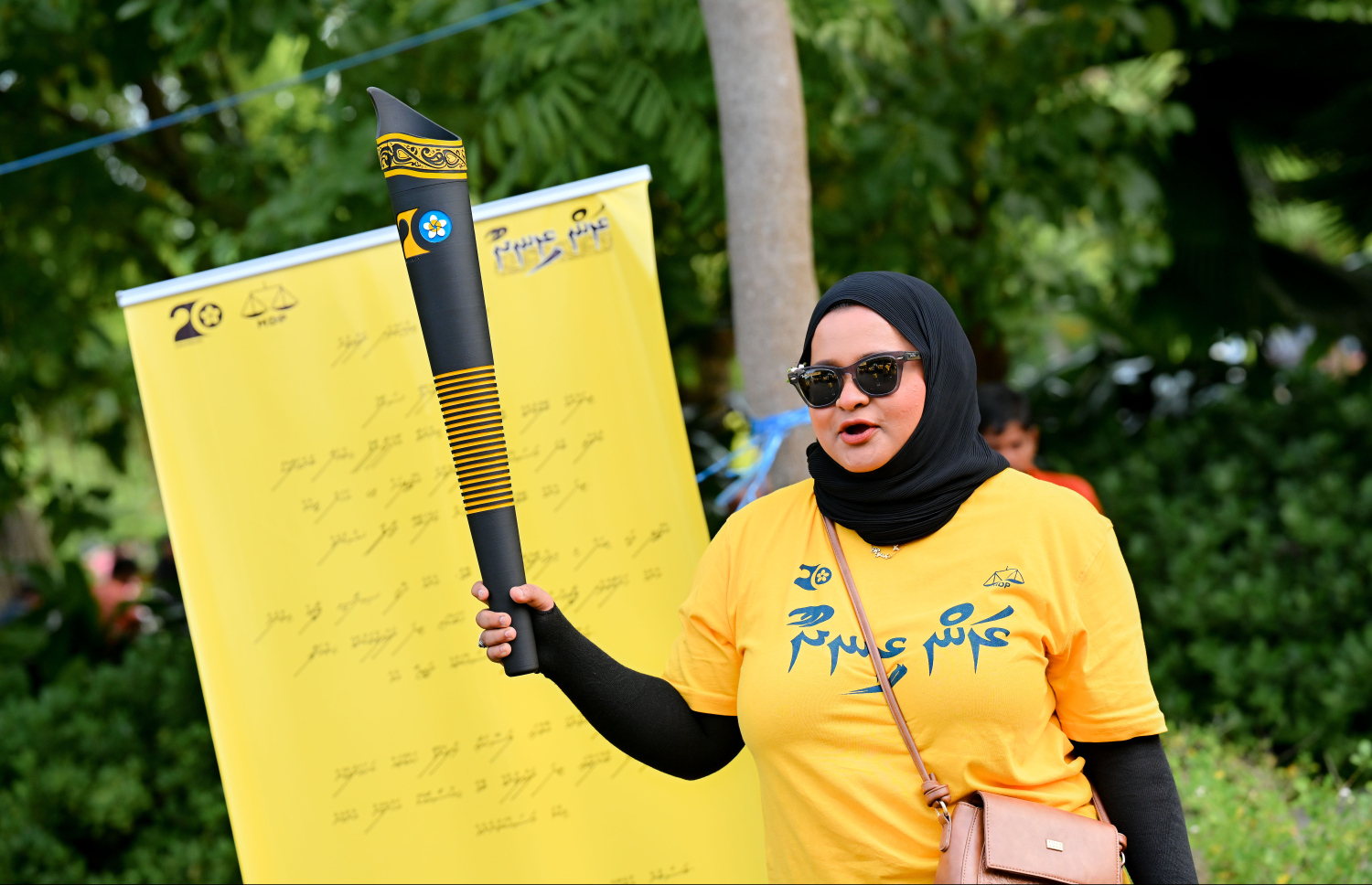 އެމްޑީޕީގެ 20 ވަނަ އަހަރީ ދުވަހުގެ މުނާސަބަތުގައި ސެންޓްރަލް ޕާކްގައި މިއަދު ބޭއްވި "ރަން ރީނދޫ" ދުވުމުގައި އެޕާޓީގެ މެމްބަަރަކު ބައިވެރިވަނީ.-- ފޮޓޯ: ނިޝާން އަލީ | މިހާރު