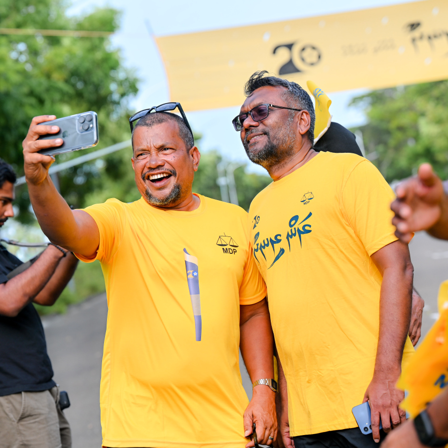 އެމްޑީޕީގެ 20 ވަނަ އަހަރީ ދުވަހުގެ މުނާސަބަތުގައި ސެންޓްރަލް ޕާކްގައި މިއަދު ބޭއްވި "ރަން ރީނދޫ" ދުވުމުގައި އެޕާޓީގެ މަޖިލިސް މެމްބަަރު ގަލޮޅު އުތުރު ދާއިރާގެ އެމްޑީޕީގެ މެމްބަރު މުހައްމަދު އިބްރާހިމް (ކުޑޫ) އަދި ފައްޔާޒު އިސްމާއިލް ސެލްފީއެއް ނަންގަވަނީ .-- ފޮޓޯ: ނިޝާން އަލީ | މިހާރު