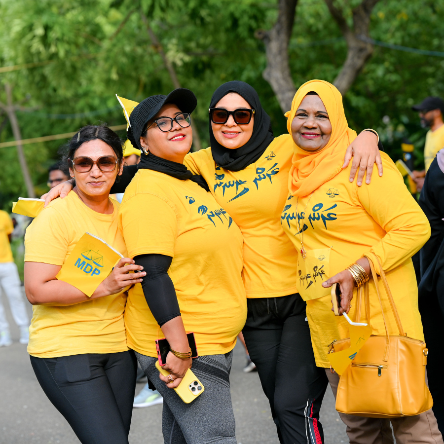 އެމްޑީޕީގެ 20 ވަނަ އަހަރީ ދުވަހުގެ މުނާސަބަތުގައި ސެންޓްރަލް ޕާކްގައި މިއަދު ބޭއްވި "ރަން ރީނދޫ" ދުވުމުގައި އެޕާޓީގެ ބައެއް މެމްބަރުން ބައިވެރިވަނީ.-- ފޮޓޯ: ނިޝާން އަލީ | މިހާރު