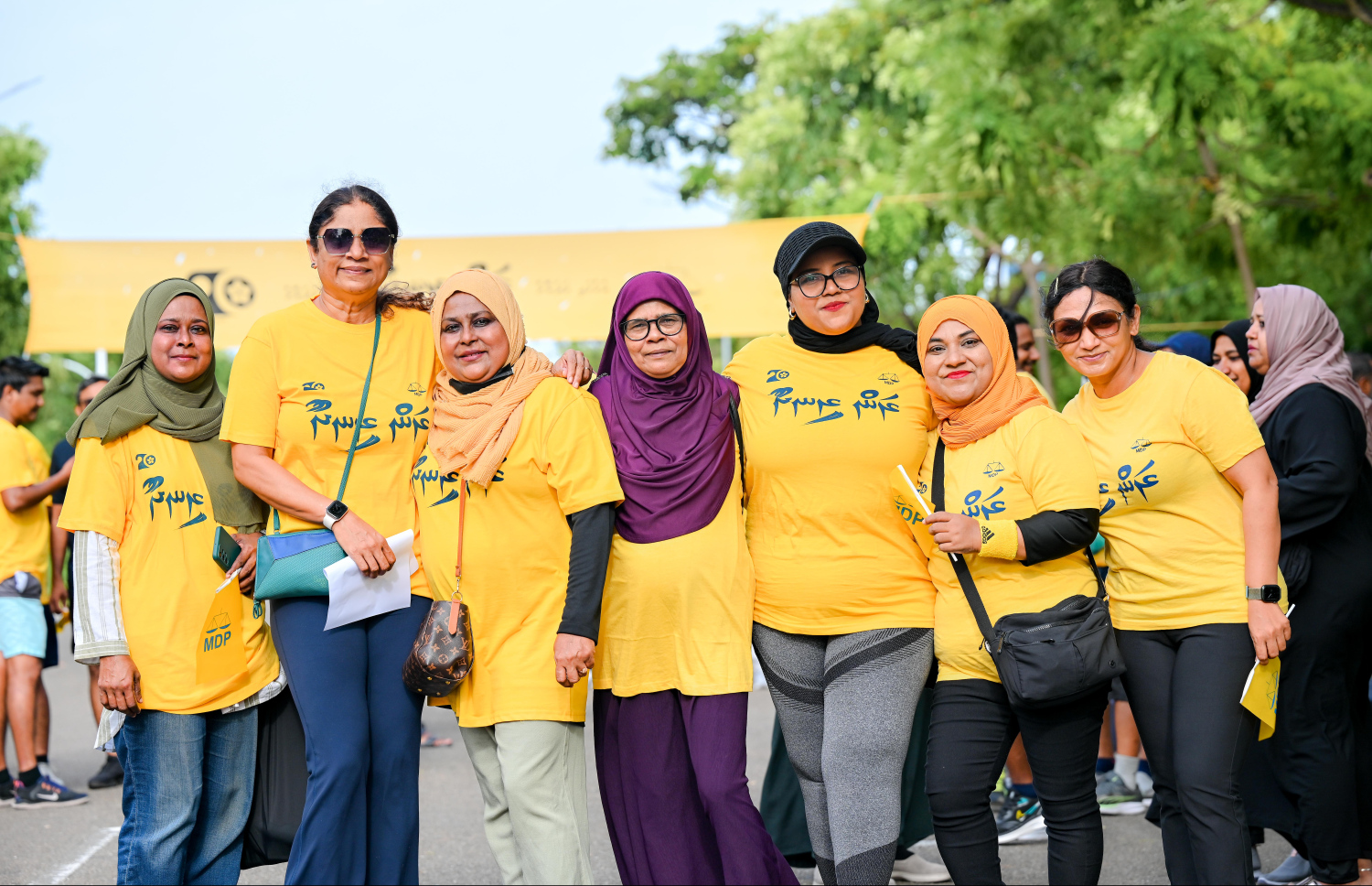 އެމްޑީޕީގެ 20 ވަނަ އަހަރީ ދުވަހުގެ މުނާސަބަތުގައި ސެންޓްރަލް ޕާކްގައި މިއަދު ބޭއްވި "ރަން ރީނދޫ" ދުވުމުގައި ކުރީގެ ޑިފެންސް މިނިސްޓަރު މާރިޔާ އަހްމަދު ދީދީ އަދި އެޕާޓީގެ ބައެއް މެމްބަރުން ބައިވެރިވަނީ.-- ފޮޓޯ: ނިޝާން އަލީ | މިހާރު