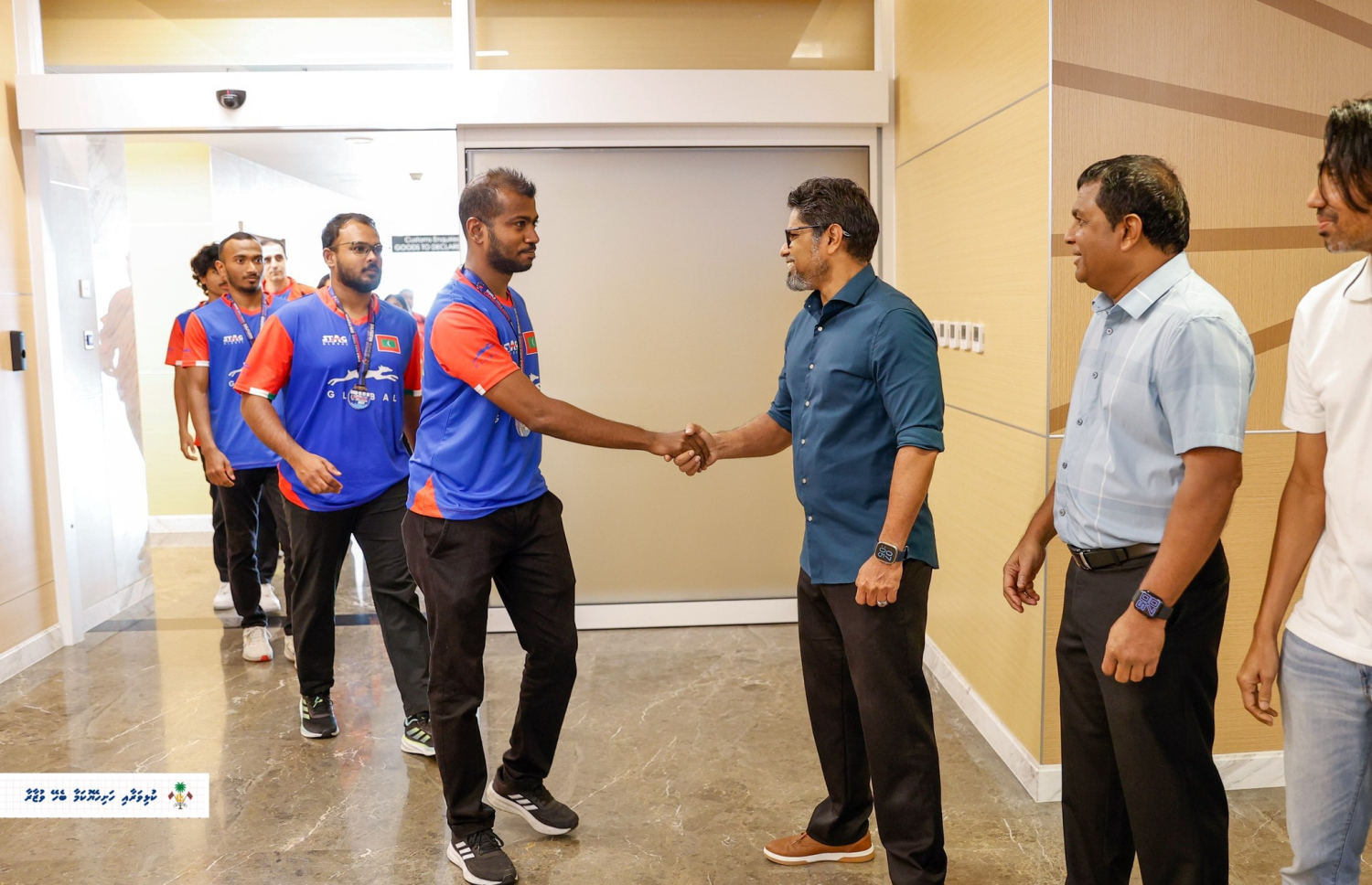 މުބާރާތަށް ފަހު އަންހެން އަދި ފިރިހެން ޓީމު މާލެ އައުމުން، ސްޕޯޓްސް ކޮމިޝަނަރު މުހައްމަދު ތޮލާލް އާއި ކުޅިވަރުގެ އިސްވެރިން ވަނީ އެއާޕޯޓުން ޓީމަށް މަރުހަބާ ދަންނަވާފަ --- ފޮޓޯ: ސްޕޯޓްސް މިނިސްޓްރީ