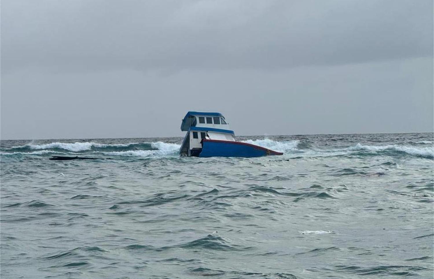 ވޭމަންޑުއަށް ދަތުރުކުރި ''އަލްމަޖްރާ'' ދޯނި ފަރަށް އަރާފައި.-- ފޮޓޯ: ޕޮލިސް