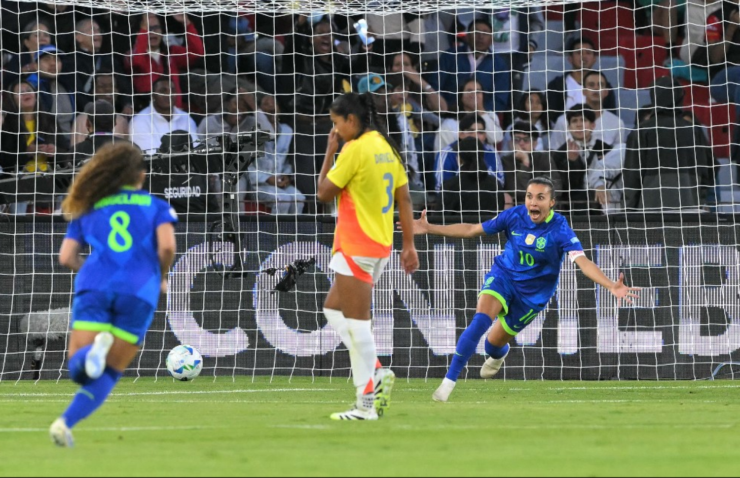 މާތާ ފައިނަލް މެޗުގައި އޭނާގެ ދެވަނަ ގޯލު ޖެހުމަށް ފަހު. -- ފޮޓޯ: އޭއެފްޕީ