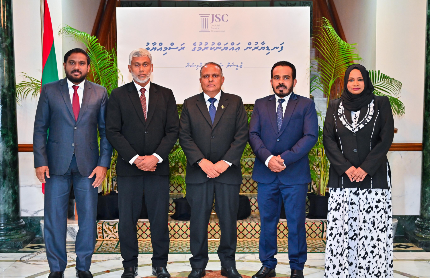 ހައި ކޯޓުގެ ފަނޑިޔާރު ކަމަށް ސިވިލް ކޯޓުގެ ކުރީގެ ގާޒީ އަބްދުﷲ ޖަމީލް މޫސާ އައްޔަން ކުރައްވަން ސުޕްރީމް ކޯޓުގައި މިރޭ ބޭއްވި ރަސްމިއްޔާތުގައި ޖޭއެސްސީގެ ރައީސް ރިޒާ އާއި ޖަމީލް އަދި ޝަރުއީ ދާއިރާގެ އިސް ބައެއް ބޭފުޅުން ފޮޓޯއަކަށް ހުއްޓި ވަޑައިގެން.---ފޮޓޯ: ނިޝާން އަލީ| މިހާރު