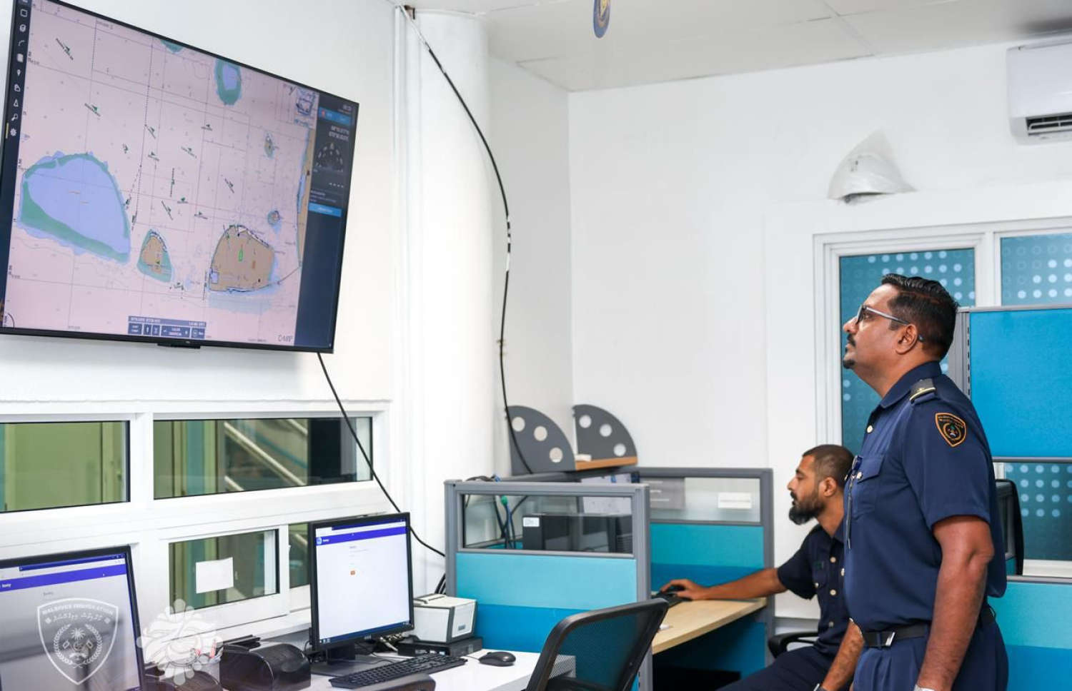 ކަނޑުއުޅަނދުފަހަރުގެ ހަރަކާތްތައް މޮނިޓަރކުރާ ޔުނިވާސަލް އޮޓޮމެޓިކް އައިޑެންޓިފިކޭޝަން ސިސްޓަމް (ޔޫއޭއައިއެސް) ކައިރީ އިމިގްރޭޝަންގެ މުވައްޒަފުންތަކެއް.-- ފޮޓޯ: އިމިގްރޭޝަން