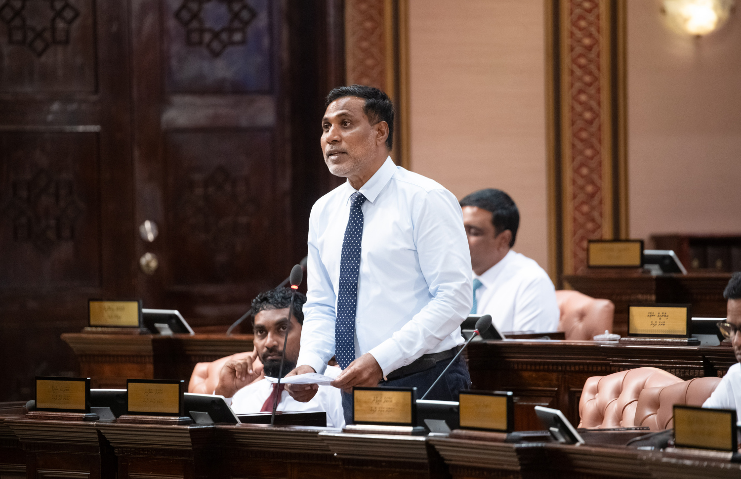 ހުޅުމާލެ ދެކުނު ދާއިރާގެ މެމްބަރު ޝަމްހީދު މަޖިލިހުގެ ޖަލްސާއެއްގައި ވާހަކަ ދައްކަވަނީ.