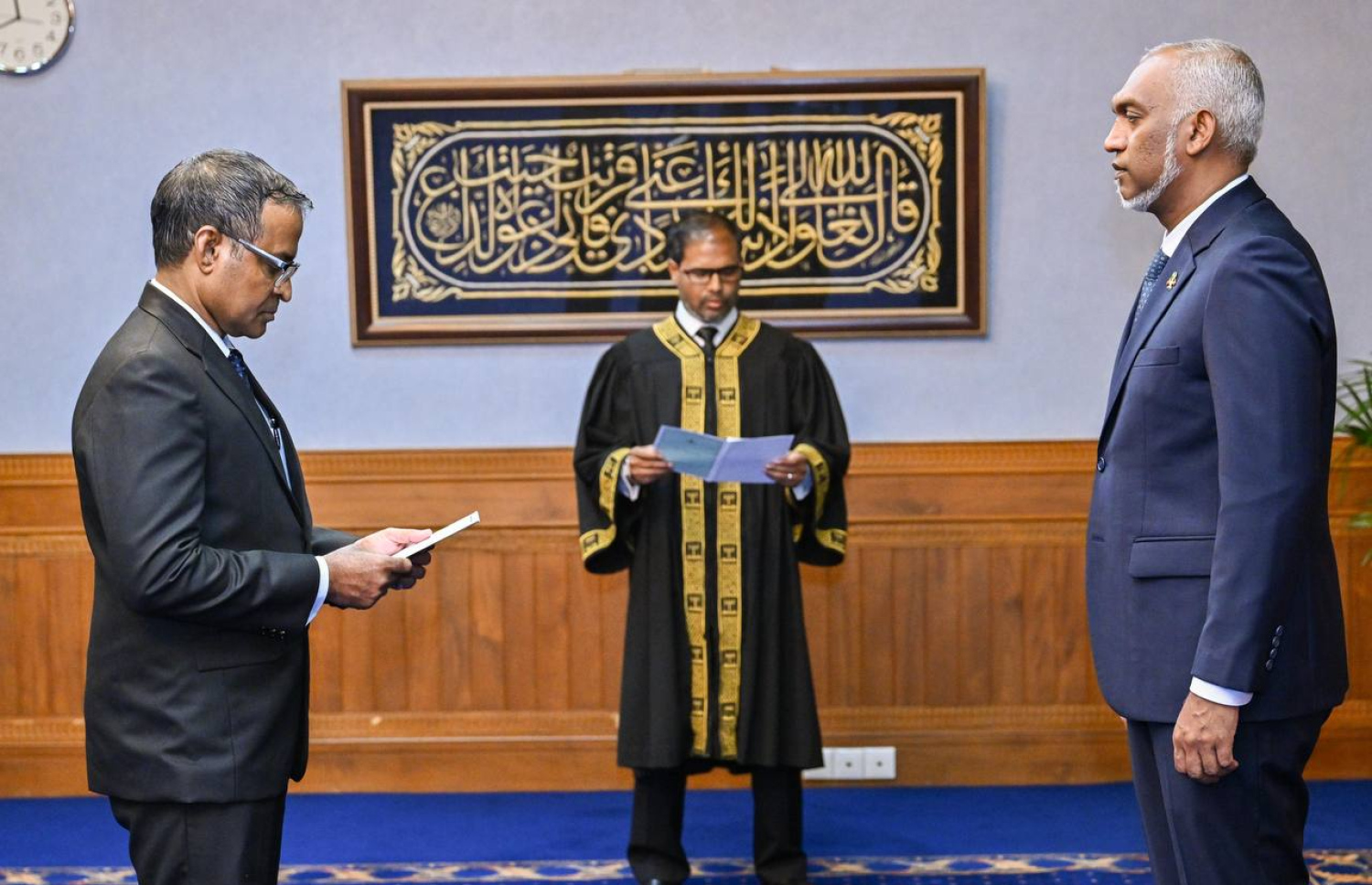 ޣަނީ، އުއްތަމަ ފަނޑިޔާރުގެ މަގާމުގެ ހުވާ ރައީސް މުއިއްޒުގެ ކުރިފުޅުމަތީގައި މިއަދު ކުރައްވަނީ.---ފޮޓޯ: ރައީސް އޮފީސް