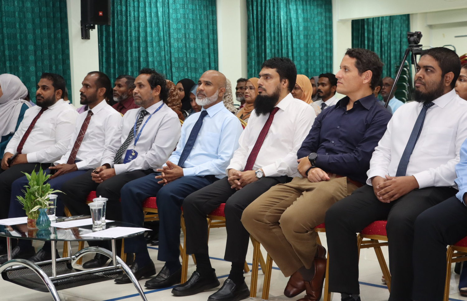 ސެން ޓީޗަރުން ތަމްރީނު ކުރަން ސޮއި ކުރުމަށް ބޭއްވި ރަސްމިއްޔާތުގައި އެޑިޔުކޭޝަން މިނިސްޓަރު ޑރ. އިސްމާއިލް ޝަފީއު މިނިސްޓަރީގެ ބައެއް އިސް ވެރިން ބައިވެރިވަނީ-- ފޮޓޯ: މިނިސްޓްރީ