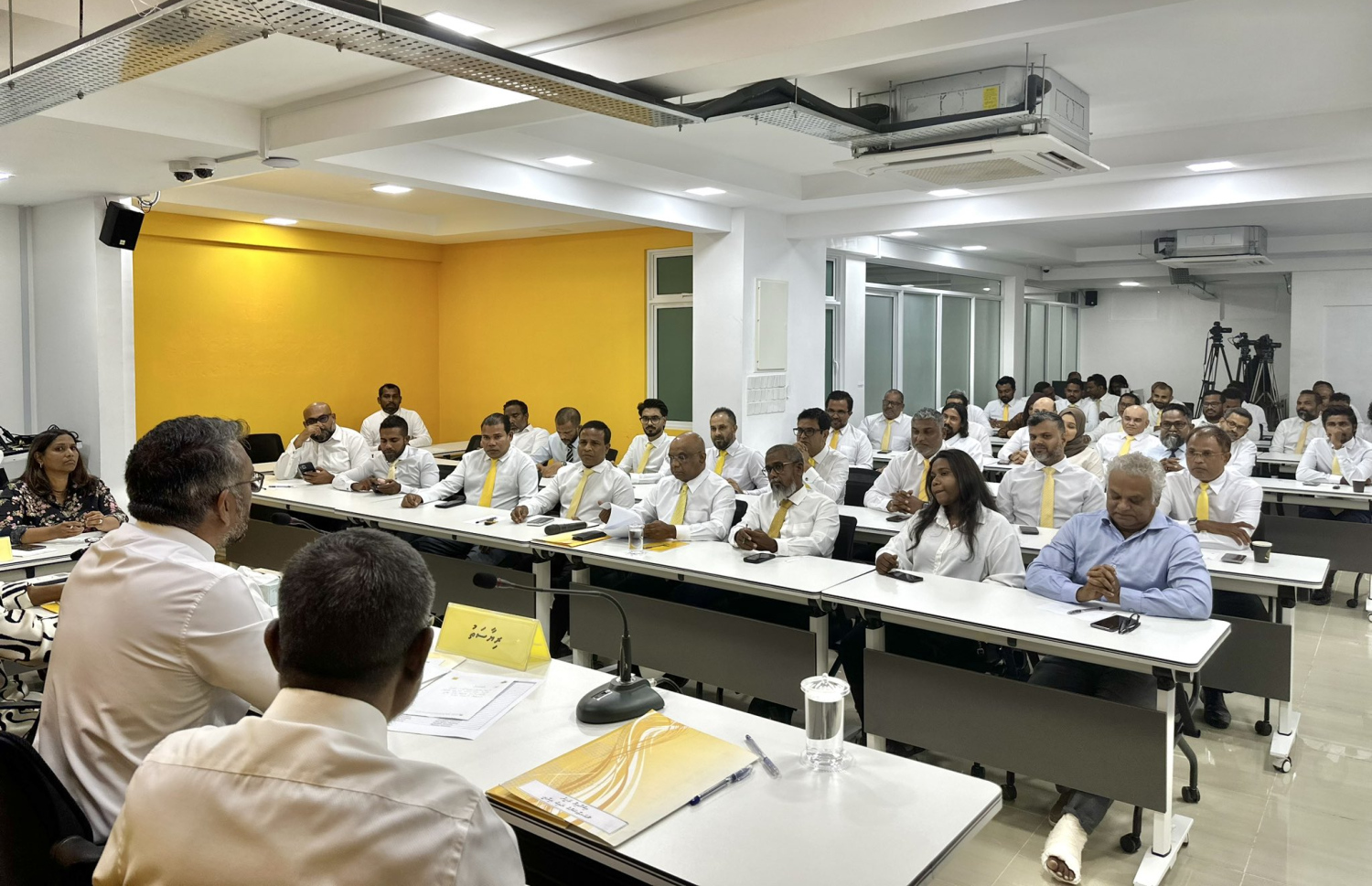 އެމްޑީޕީގެ ގައުމީ މަޖިލިހުގެ ބައްދަލުވުމެއް ކުރިއަށް ގެންދަނީ: އެ ޕާޓީގެ އެތެރޭގެ އިންތިހާބާ ބެހޭ ގަވާއިދުގެ ހަތަރުވަނަ މާއްދާ ބަދަލުކުރީ ގައުމީ މަޖިލިހުގެ ބަހެއް ނެތި ކަމަށް އަލީ އާޒިމް ވިދާޅުވި.