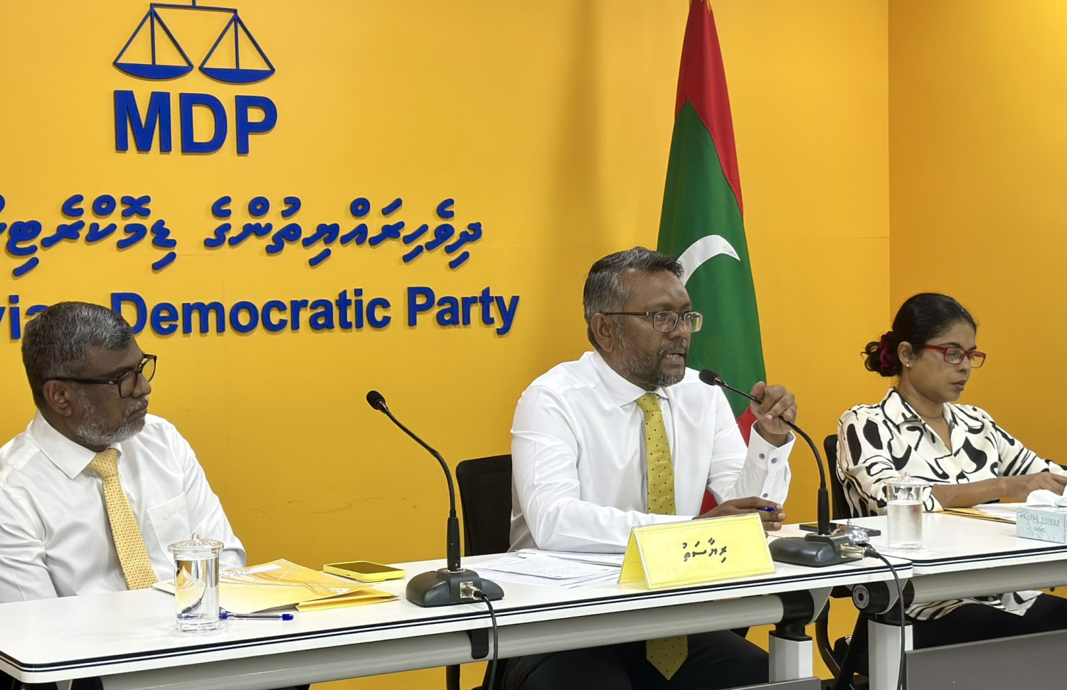 ރޭ ބޭއްވި އެމްޑީޕީގެ ގައުމީ މަޖިލިހުގެ ޖަލްސާގެ ރިޔާސަތު އެ ޕާޓީގެ ޗެއާޕާސަން ފައްޔާޒު ބަލަހައްޓަވަނީ.---ފޮޓޯ: އެމްޑީޕީ