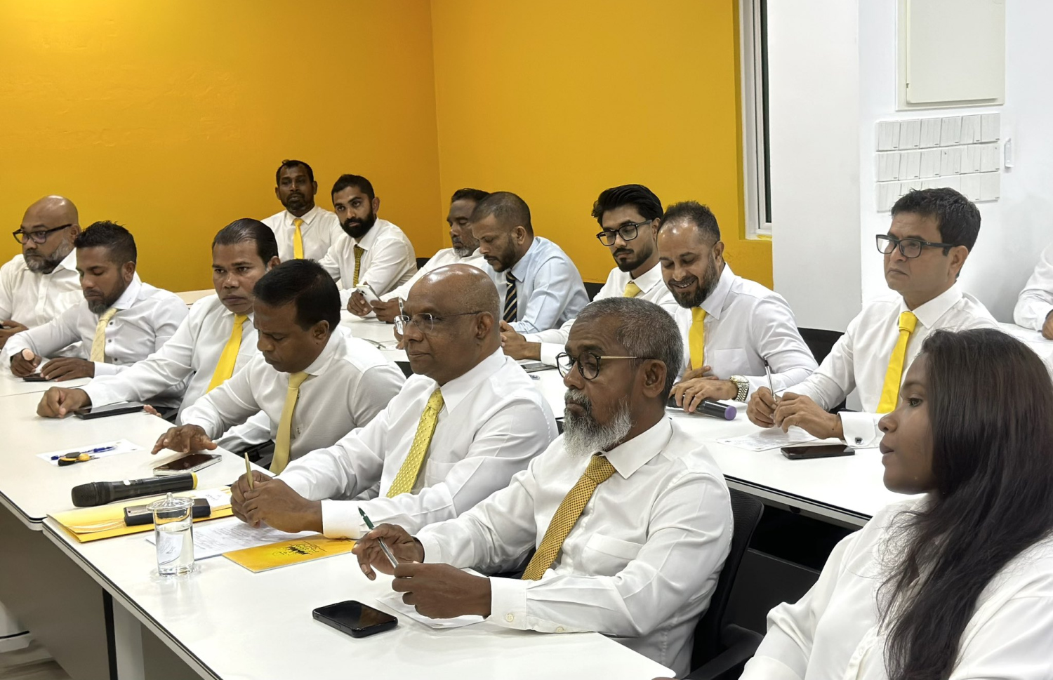 ރޭ ބޭއްވި އެމްޑީޕީގެ ގައުމީ މަޖިލިހުގެ ޖަލްސާގައި ބައިވެރިވެވަޑައިގެންނެވި ބައެއް މެމްބަރުން.---ފޮޓޯ: އެމްޑީޕީ