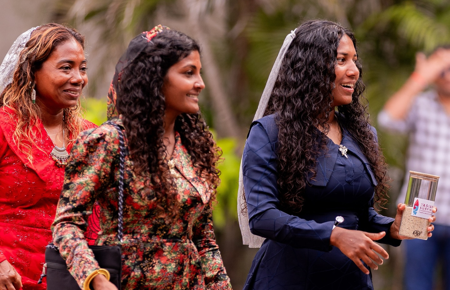 ރާއްޖޭގެ އަންހެން ތިން ސާފަރުން (ކ-ވ) ރިޝްތާ، އާޔާ އަދި، ސާޒު މުބާރާތުގެ އޯޕަނިން ސެރަމަނީގައި. -- ފޮޓޯ: މުހައްމަދު ޝާބިން/ ސިޑިބަރި