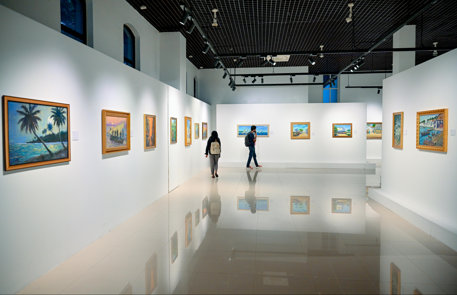 ރާއްޖޭގެ އެހާރާއި މިހާރުގެ ދިރިއުޅުން ދައްކުވައިދޭ ކުރެހުންތަކާ އެކު، އާޓް ގެލެރީގައި މިހާރު ކުރިއަށް ގެންދާ މަނާގޭ އަބްދުﷲ ފާއިޒުގެ ކުރެހުމުގެ މައުރަޒުގެ ކުރެހުމެއް ބަޔަކު ބަލަނީ: މި މަހުގެ 16 އިގެ ނިޔަލަށް މި މައުރަޒު ކުރިއަށް ގެންދާނެ.---ފޮޓޯ: ނިޝާން އަލީ| މިހާރު