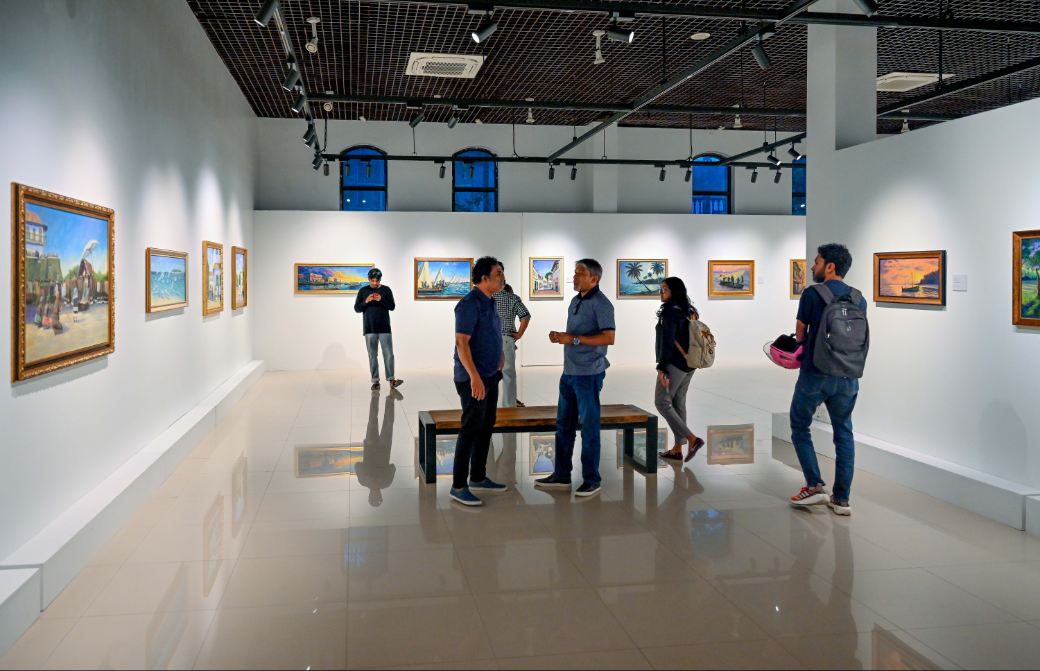 ރާއްޖޭގެ އެހާރާއި މިހާރުގެ ދިރިއުޅުން ދައްކުވައިދޭ ކުރެހުންތަކާ އެކު، އާޓް ގެލެރީގައި މިހާރު ކުރިއަށް ގެންދާ މަނާގޭ އަބްދުﷲ ފާއިޒުގެ ކުރެހުމުގެ މައުރަޒަށް ޒިޔާރަތްކުރި ބަޔަކު އެ ކުރެހުންތަކާ ގުޅޭ މަޝްވަރާއެއްގައި: މި މަހުގެ 16 އިގެ ނިޔަލަށް މި މައުރަޒު ކުރިއަށް ގެންދާނެ.---ފޮޓޯ: ނިޝާން އަލީ| މިހާރު