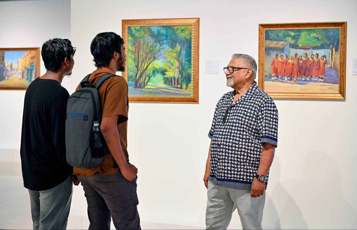 ހުނަރުވެރި ކުރެހުންތެރިޔާ މަނާގާ އަބްދުﷲ ފާއިޒުގެ ކުރެހުމުގެ މައުރަޒަށް ޒިޔާރަތްކުރި ދެ ޒުވާނަކާ އޭނާ ވާހަކަ ދައްކަވަނީ: "ޖާނީ ބައި އަބްދުﷲ ފާއިޒު" ގެ ނަން ދީފައިވާ މި ކުރެހުމުގެ މައުރަޒަށް ބޮޑު ތަރުހީބެއް އަންނަނީ ލިބެމުން.---ފޮޓޯ: ނިޝާން އަލީ| މިހާރު