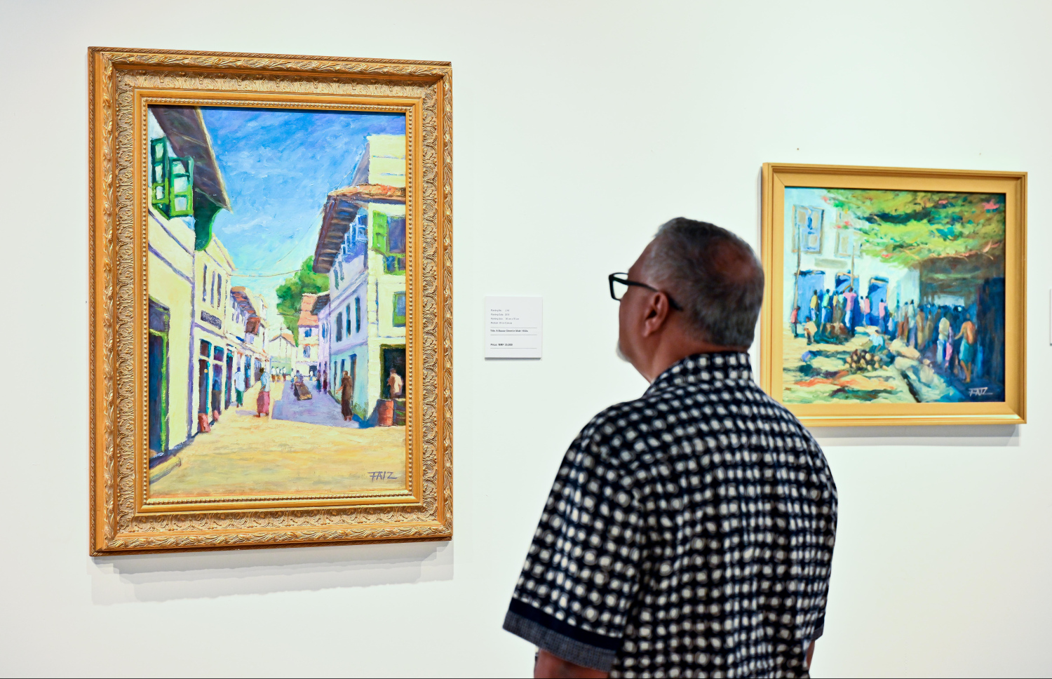 ހުނަރުވެރި ކުރެހުންތެރިޔާ މަނާގާ އަބްދުﷲ ފާއިޒު، އޭނާގެ ކުރެހުމެއް މިއަދު ބަލަނީ: "ޖާނީ ބައި އަބްދުﷲ ފާއިޒު" ގެ ނަން ދީފައިވާ މި ކުރެހުމުގެ މައުރަޒަށް ބޮޑު ތަރުހީބެއް އަންނަނީ ލިބެމުން.---ފޮޓޯ: ނިޝާން އަލީ| މިހާރު