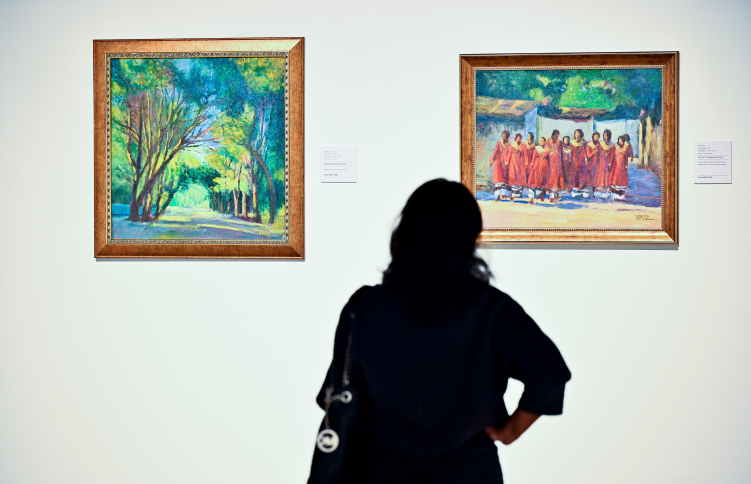 ރާއްޖޭގެ އެހާރާއި މިހާރުގެ ދިރިއުޅުން ދައްކުވައިދޭ ކުރެހުންތަކާ އެކު، އާޓް ގެލެރީގައި މިހާރު ކުރިއަށް ގެންދާ މަނާގޭ އަބްދުﷲ ފާއިޒުގެ ކުރެހުމުގެ މައުރަޒުގެ ކުރެހުމެއް މީހަކު ބަލަނީ: މި މަހުގެ 16 އިގެ ނިޔަލަށް މި މައުރަޒު ކުރިއަށް ގެންދާނެ.---ފޮޓޯ: ނިޝާން އަލީ| މިހާރު