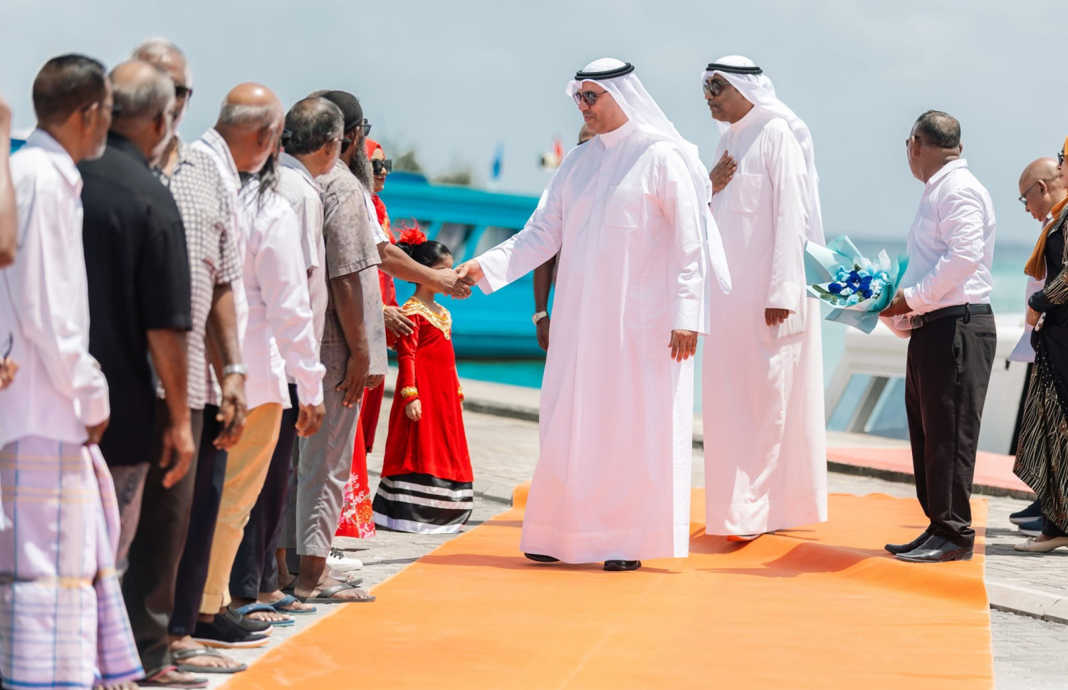 ކުވައިތުގެ ވިޔަފާރިވެރިޔާ އަލް ޖެރީ ނ. މަނަދޫގައި ބިނާކުރެއްވި މިސްކިތް ހުޅުވުމުގެ ރަސްމިއްޔާތަށް އޭނާ އެ ރަށަށް ވަޑައިގަތުމުން ރައްޔިތުން މަރުހަބާ ކިޔަނީ.-- ފޮޓޯ: މަނަދޫ ކައުންސިލް